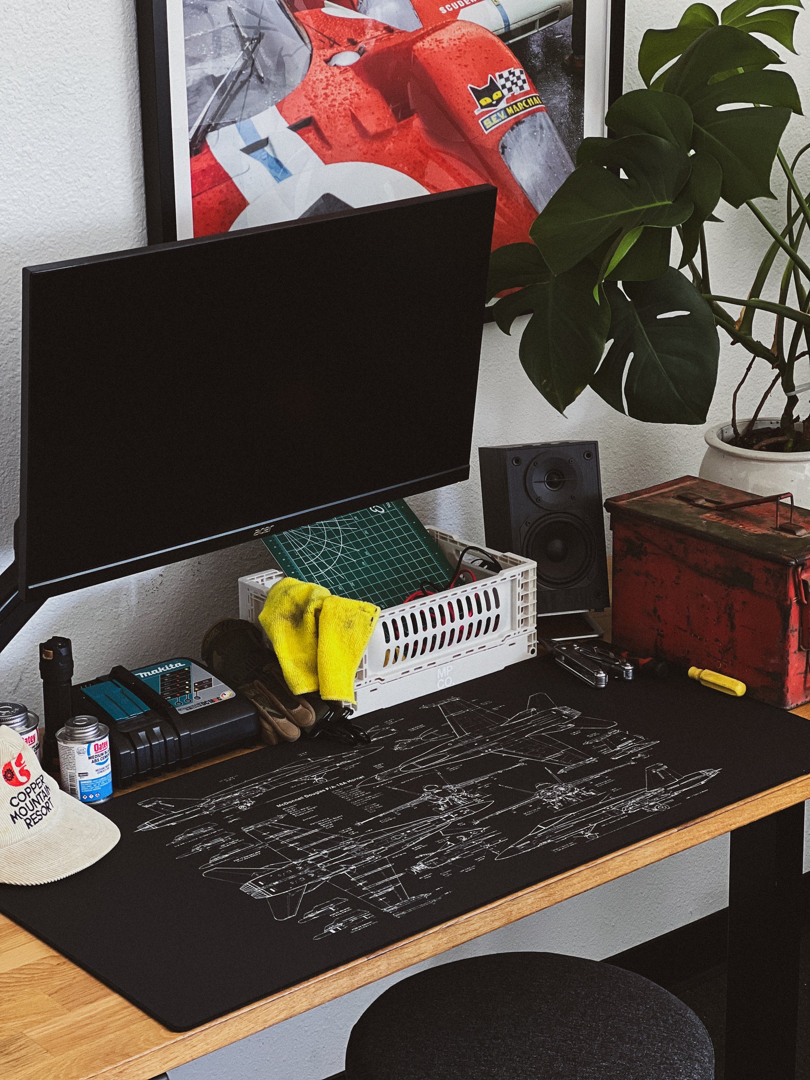 18A HORNET - Black desk setup