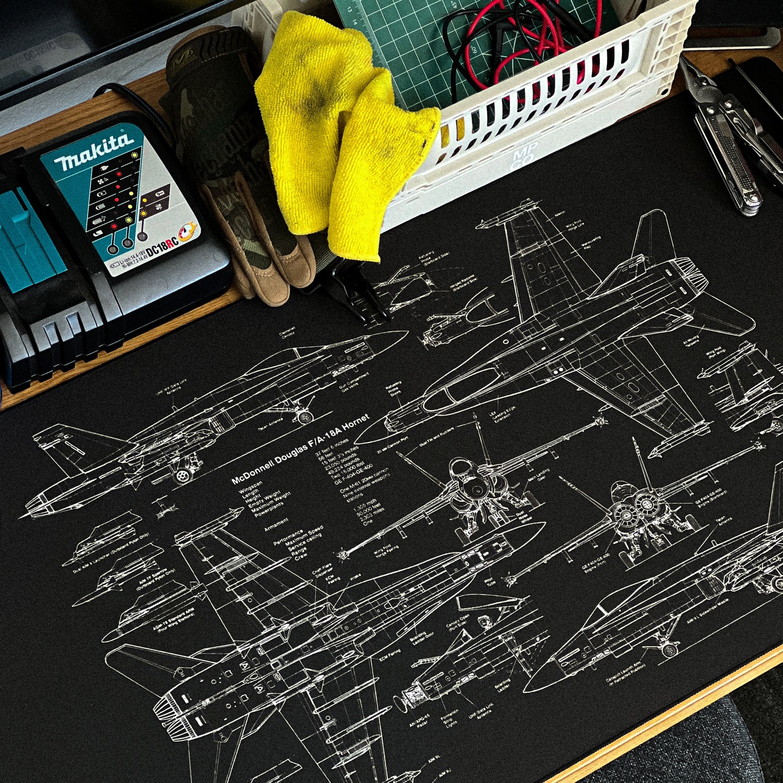 18A HORNET - Black desk setup