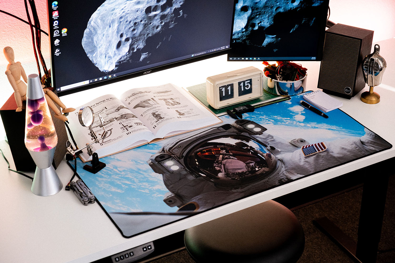 Astronaut's Space Gaze - Original desk setup