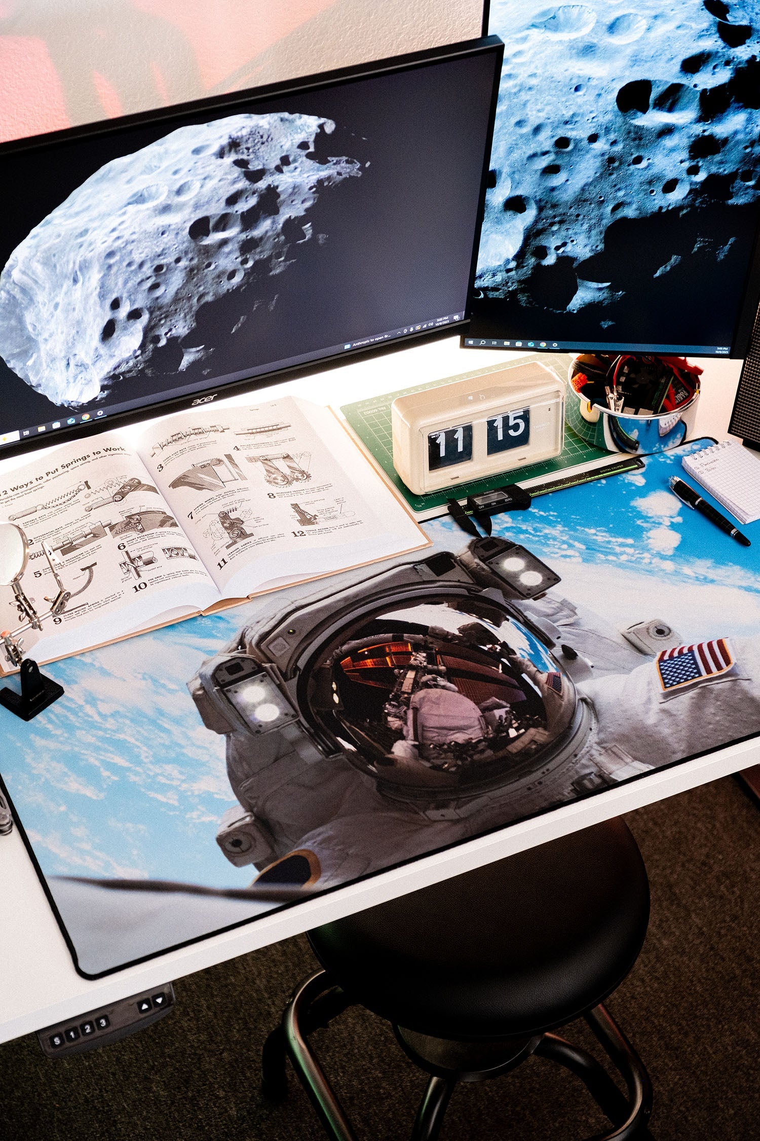 Astronaut's Space Gaze - Original desk setup
