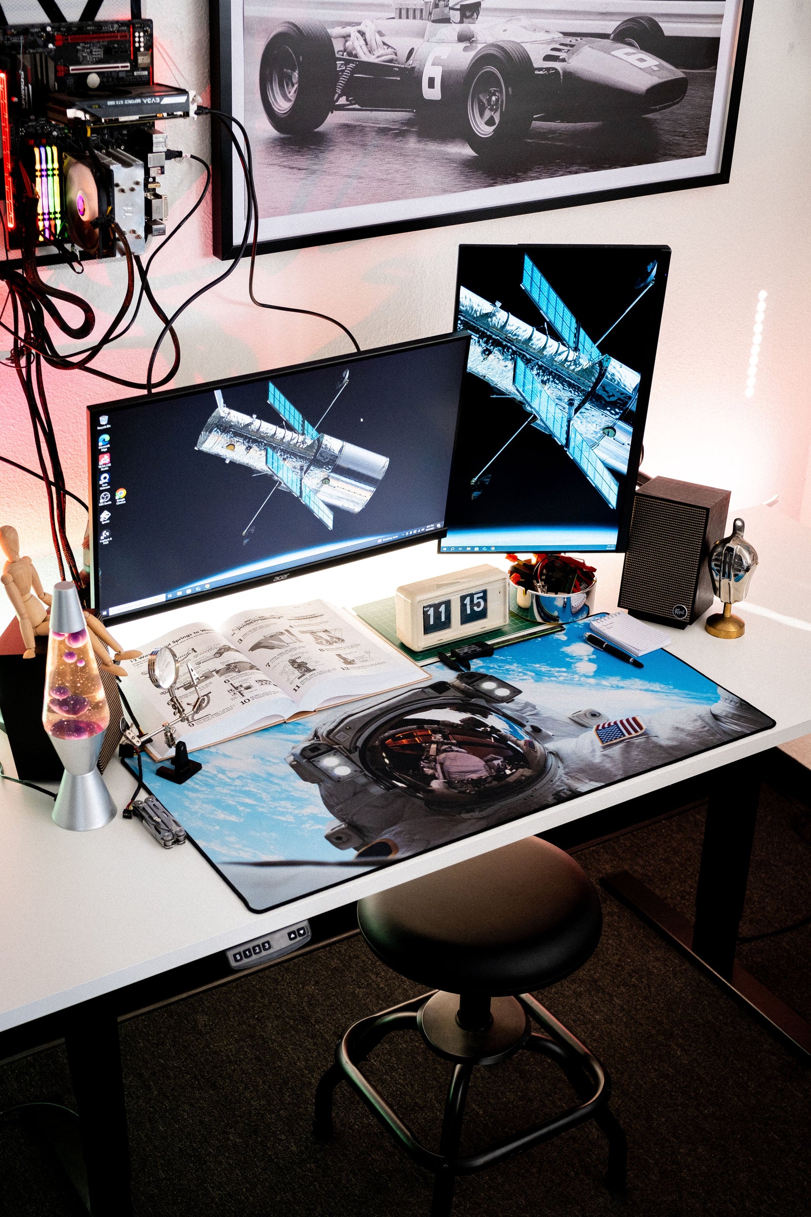 Astronaut's Space Gaze - Original desk setup