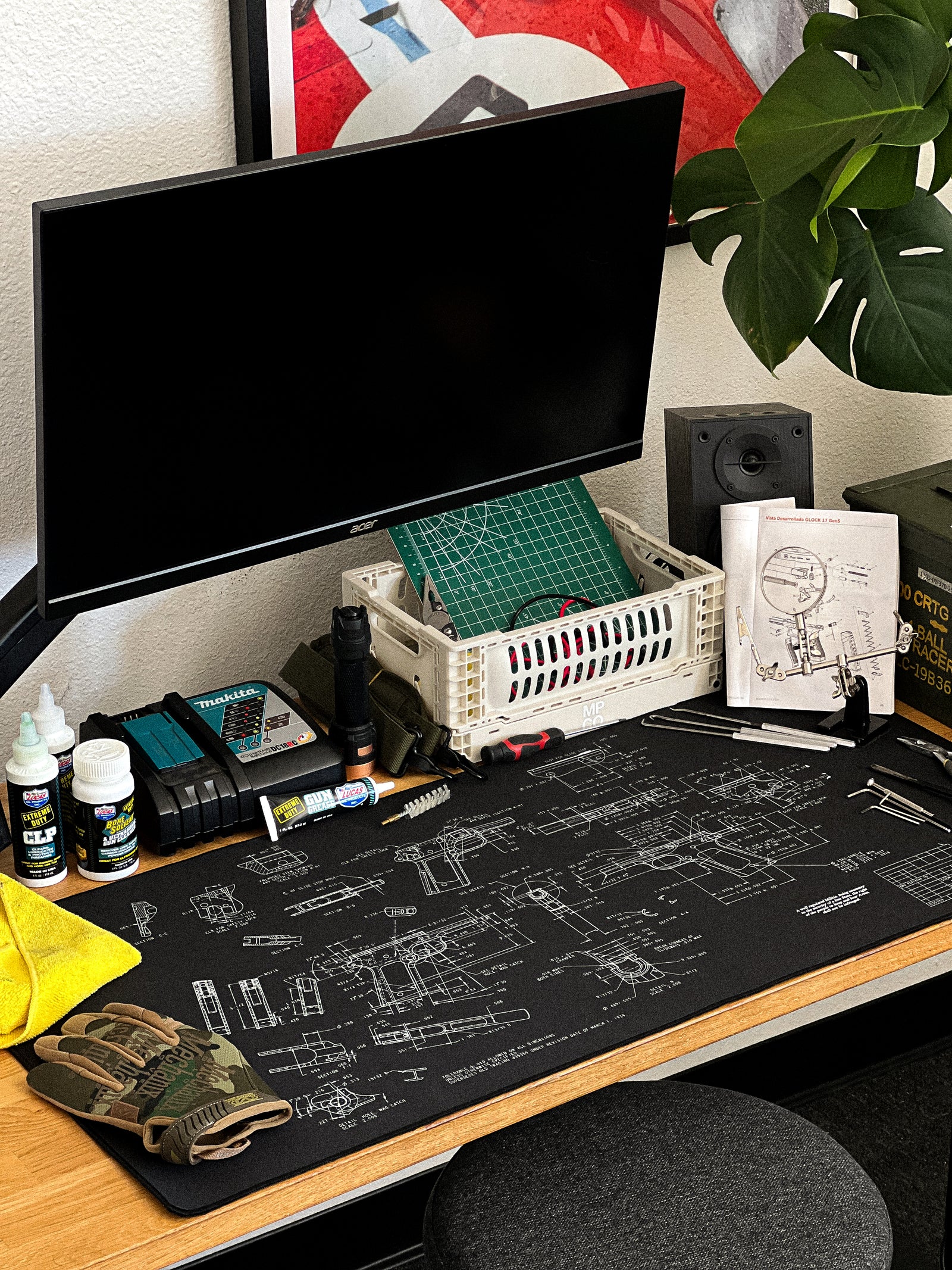 BROWNING 1911 - Black desk setup