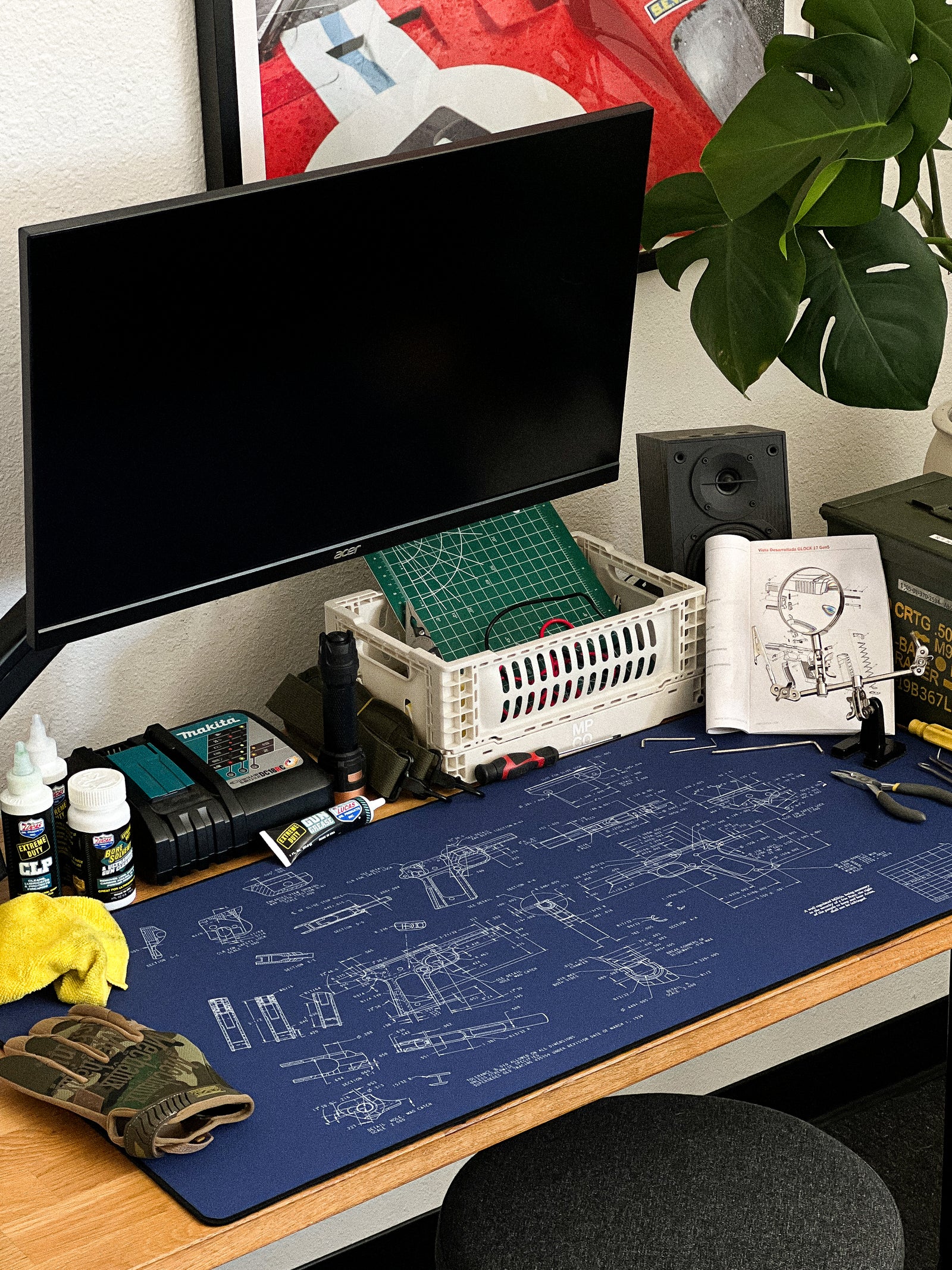 BROWNING 1911 - Blue desk setup