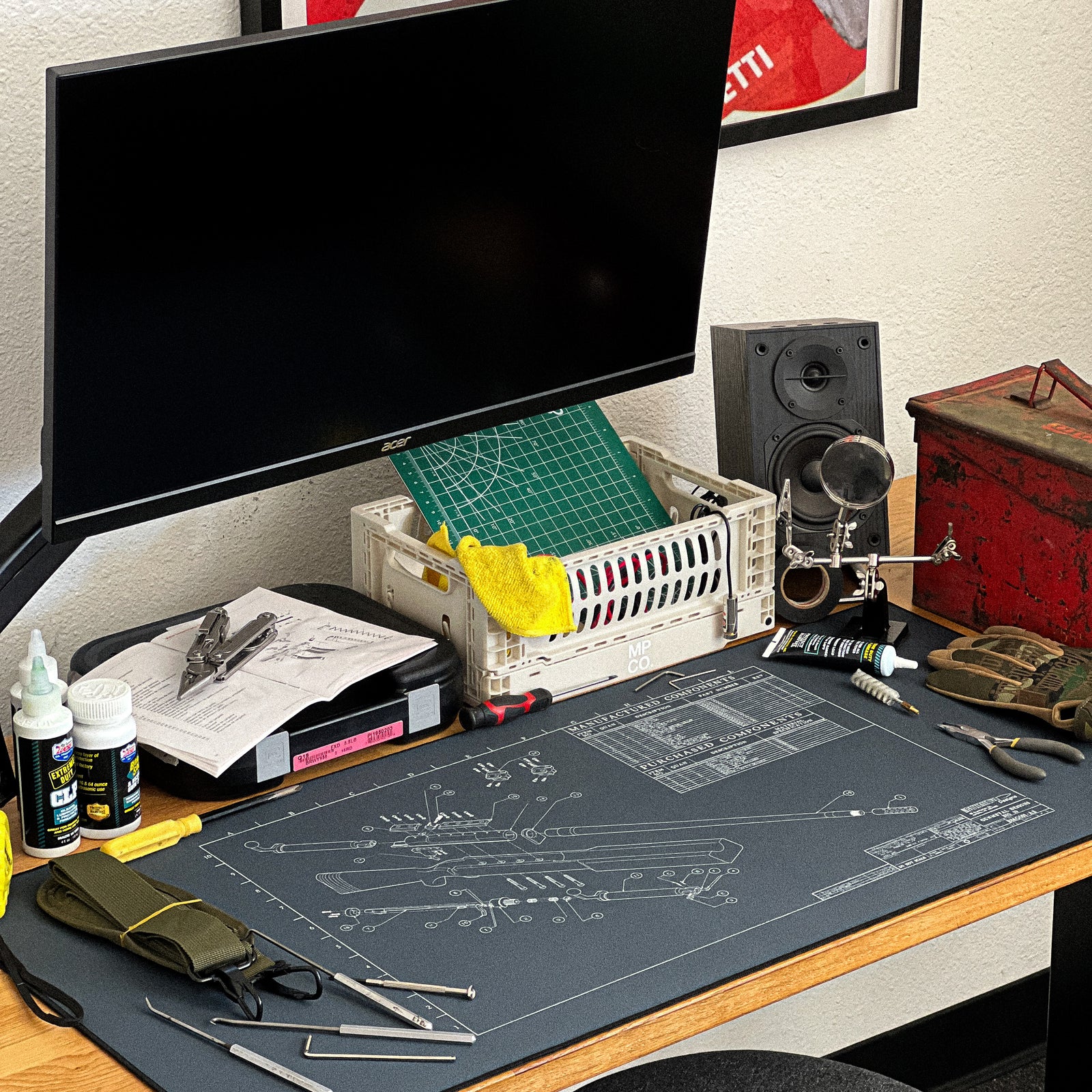 BROWNING 50 CAL - Blue desk setup