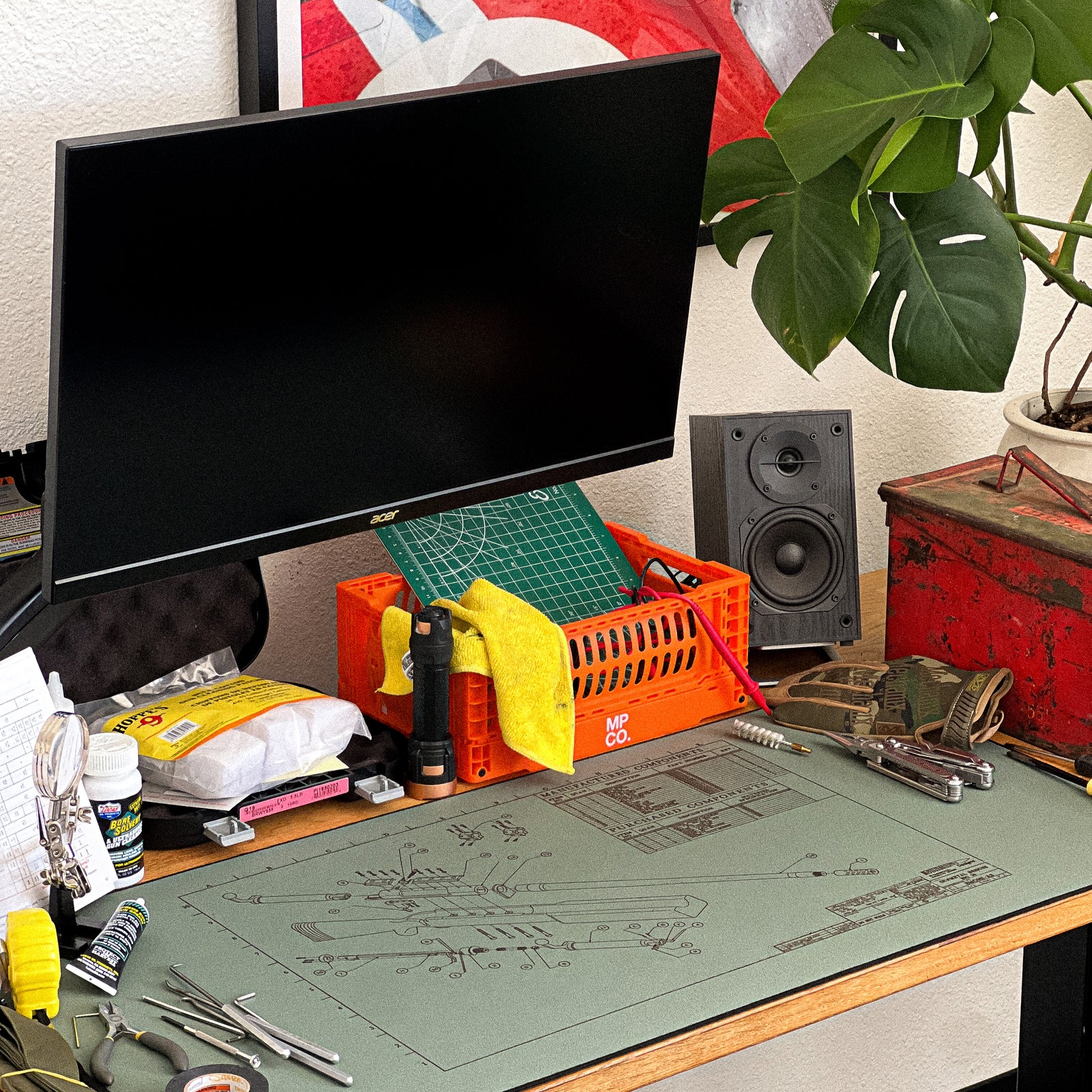 BROWNING 50 CAL - Green desk setup