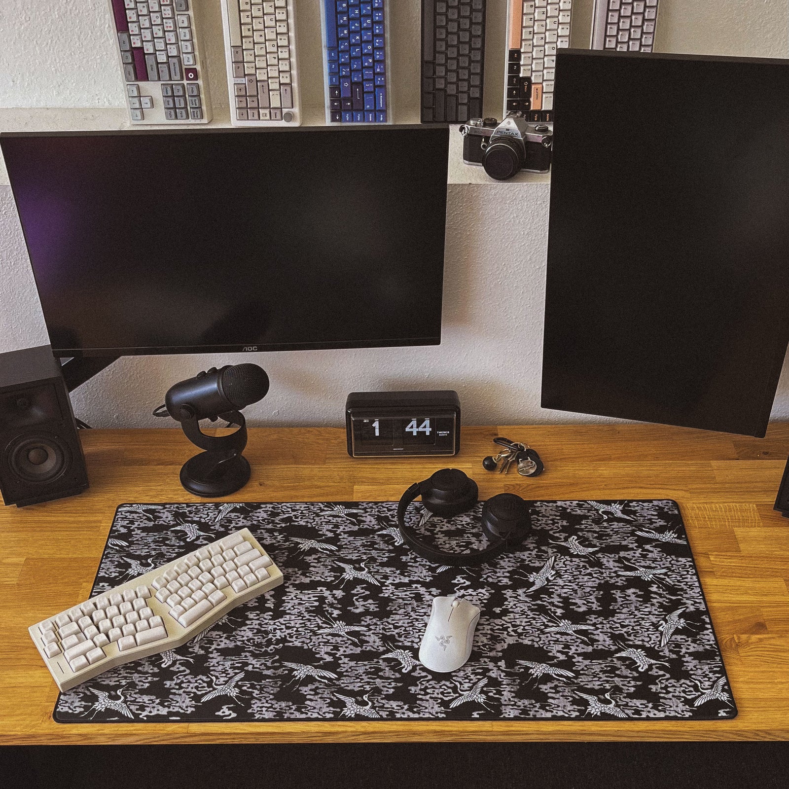 Cranes - Black desk setup