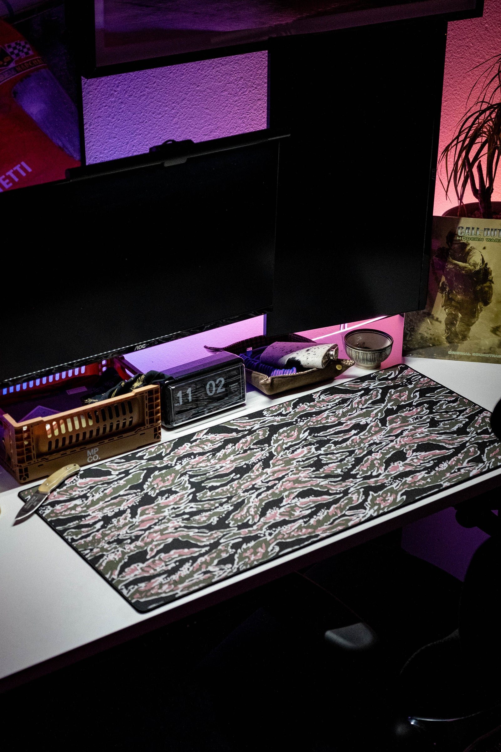 Forest Tiger - Black desk setup