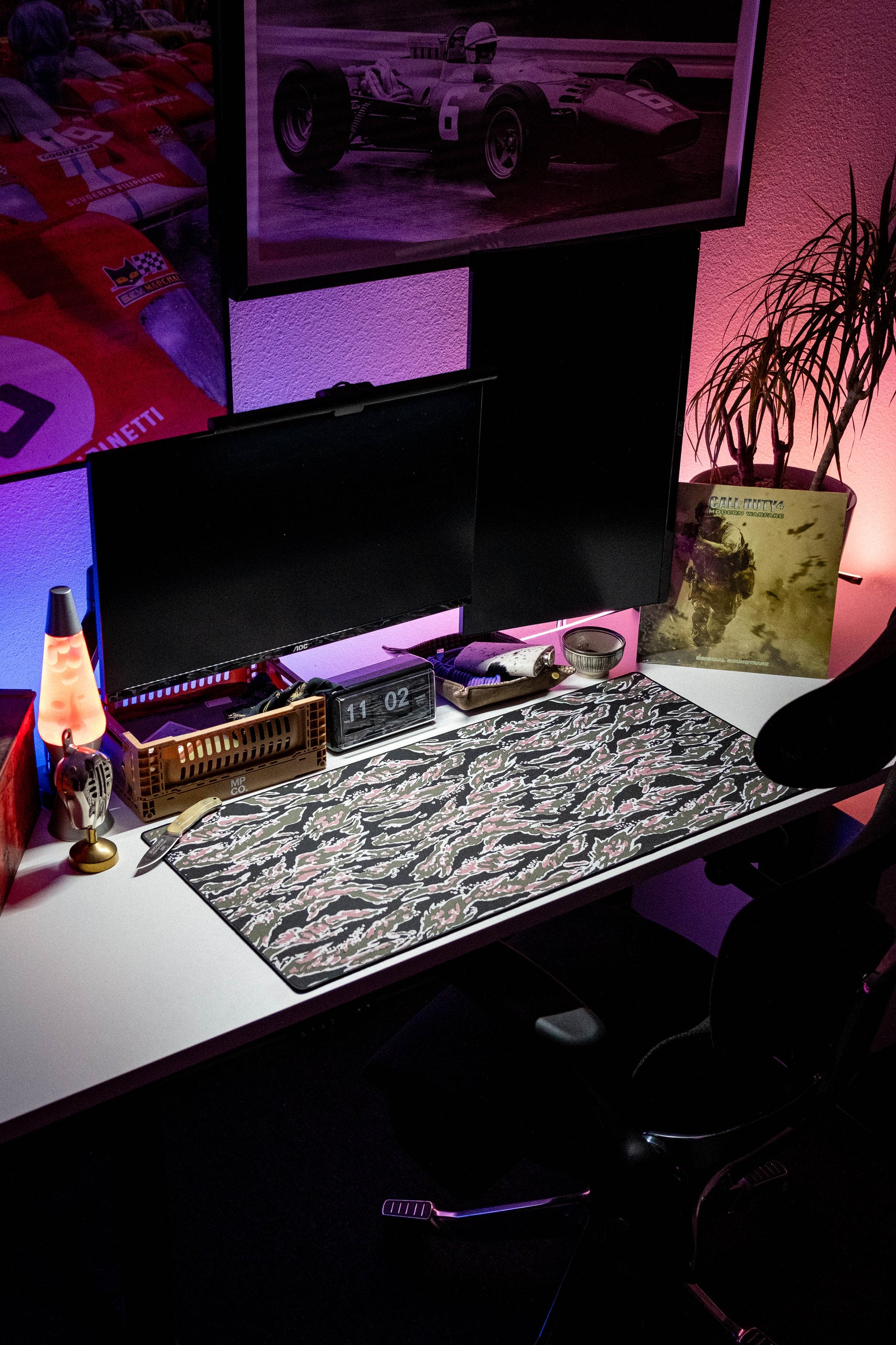 Forest Tiger - Black desk setup