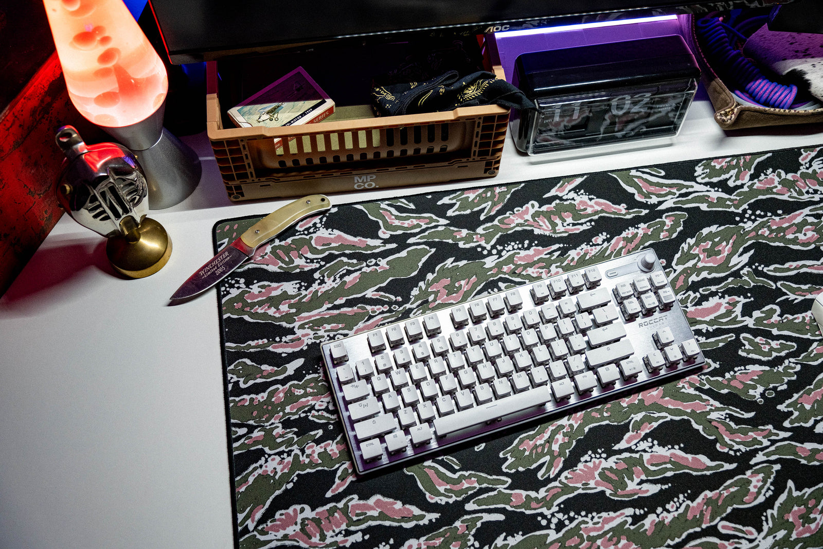 Forest Tiger - Black desk setup