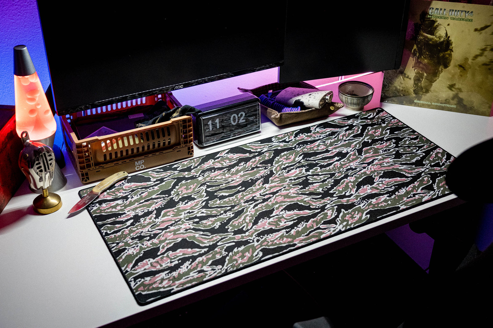 Forest Tiger - Black desk setup
