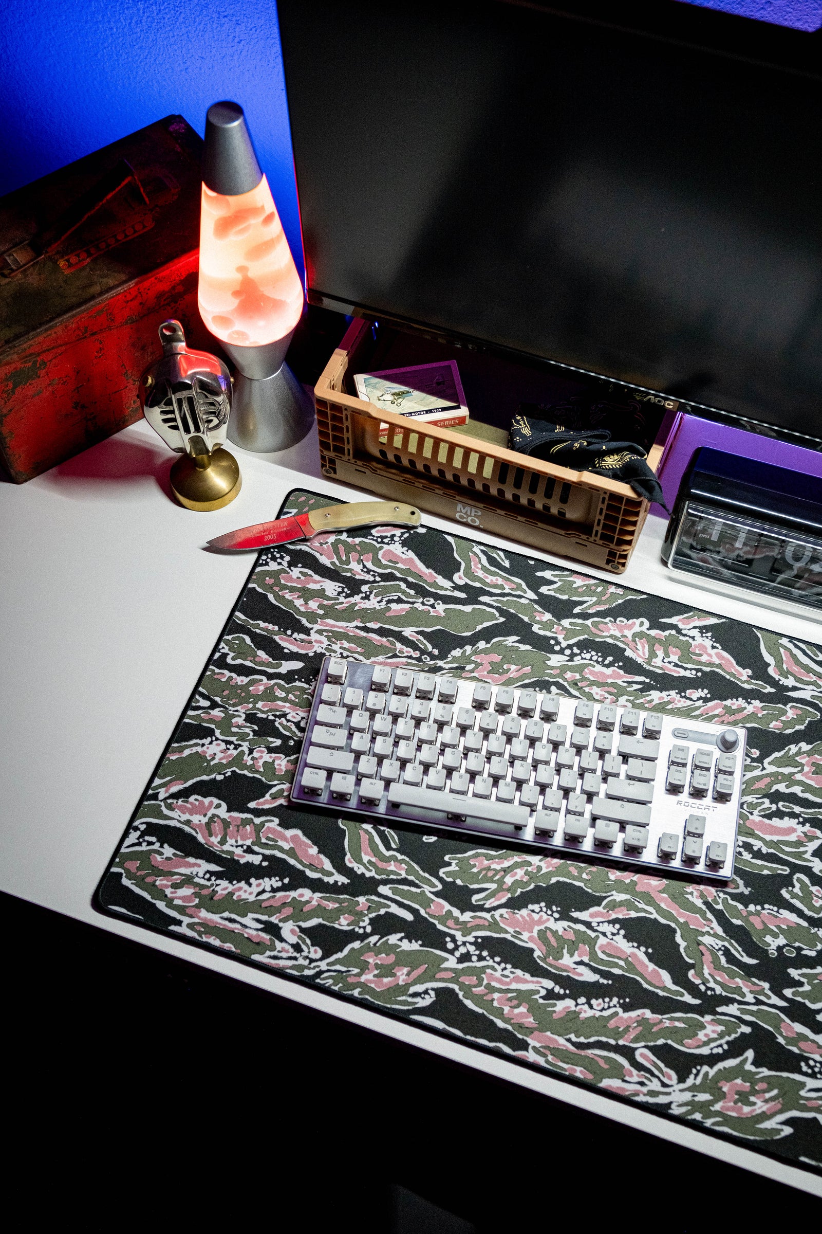 Forest Tiger - Black desk setup