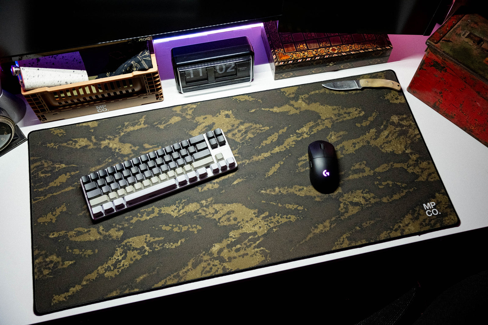 Jungle - Yellow desk setup