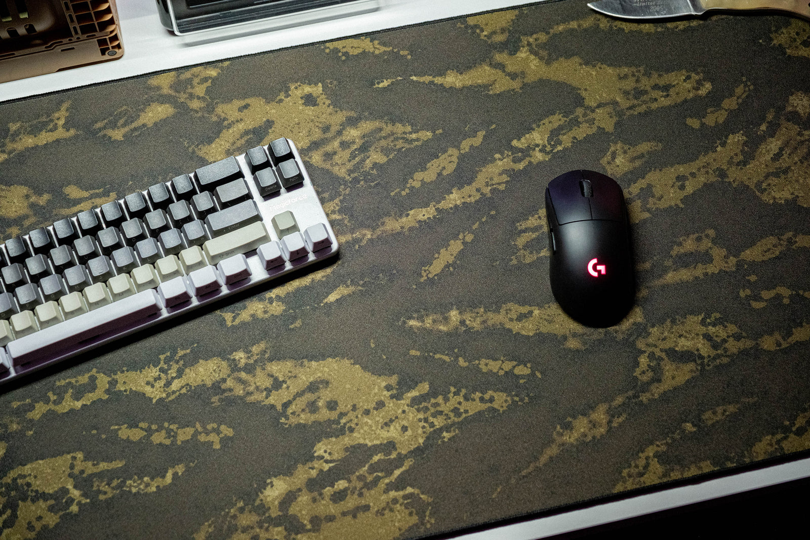 Jungle - Yellow desk setup