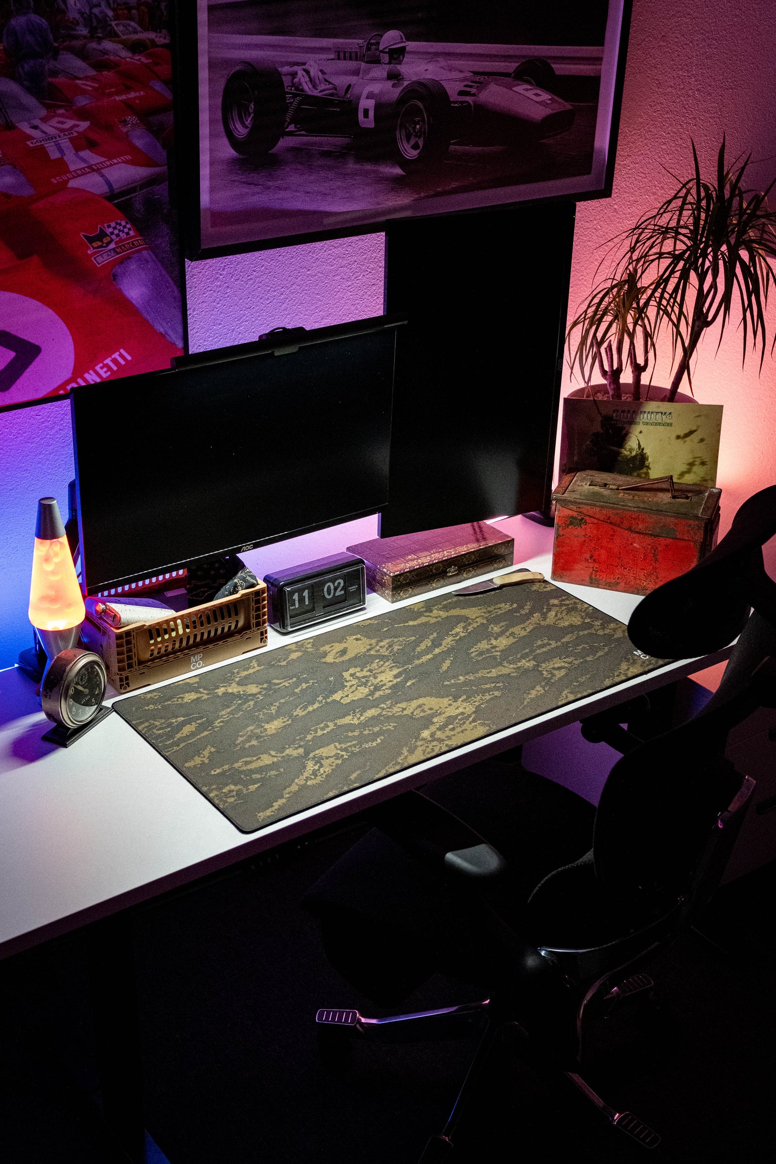 Jungle - Yellow desk setup