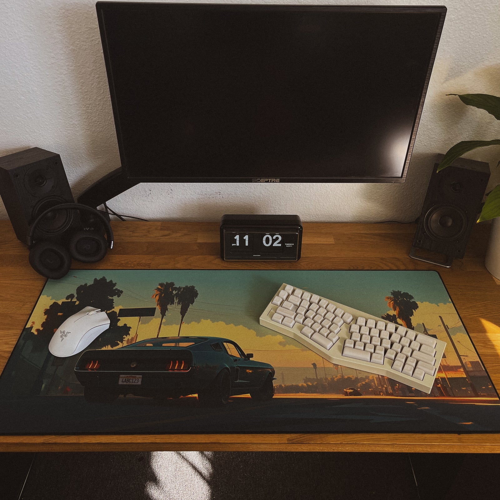 Mitzuki's Mustang - Original desk setup