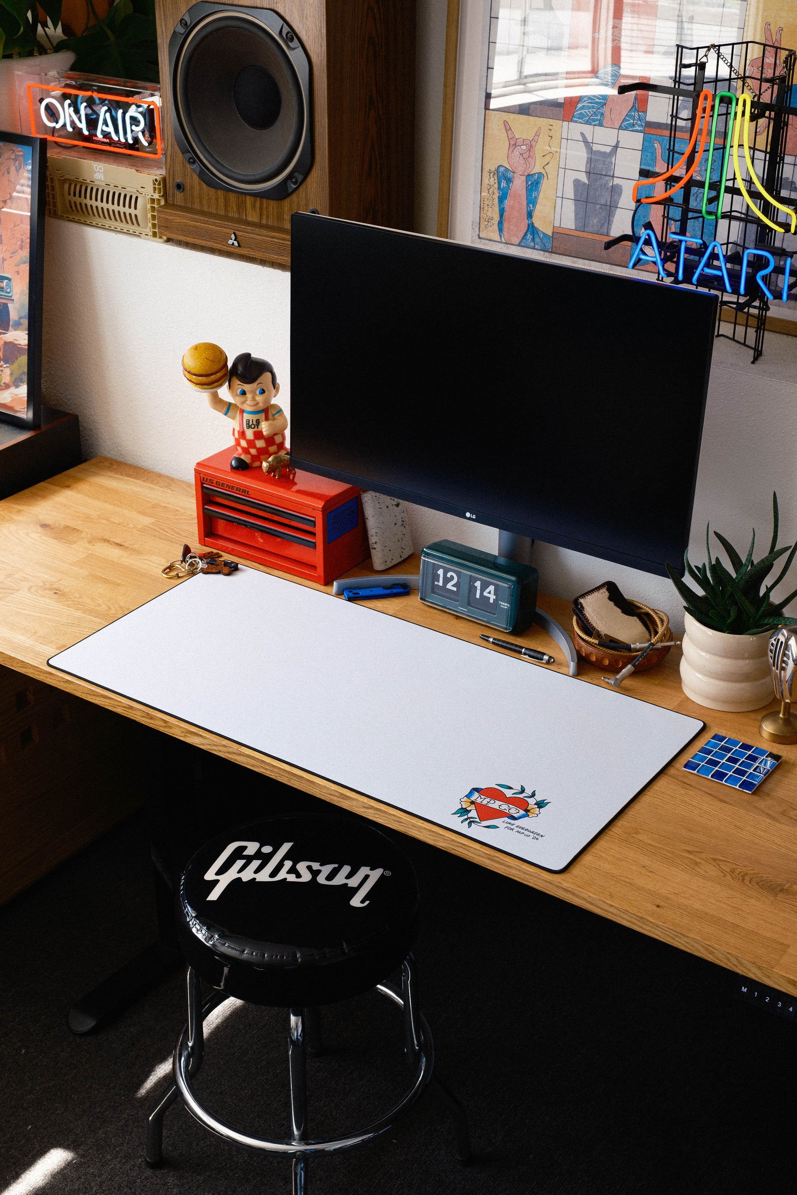 MPCO Heart - White desk setup