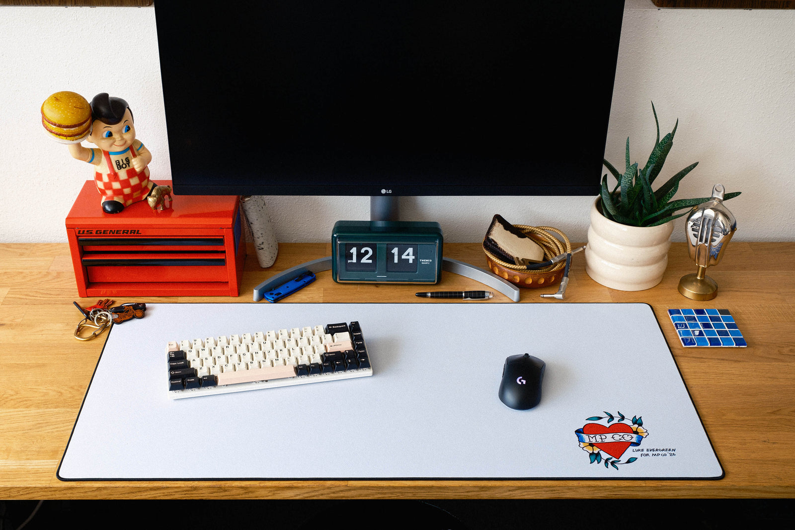 MPCO Heart - White desk setup