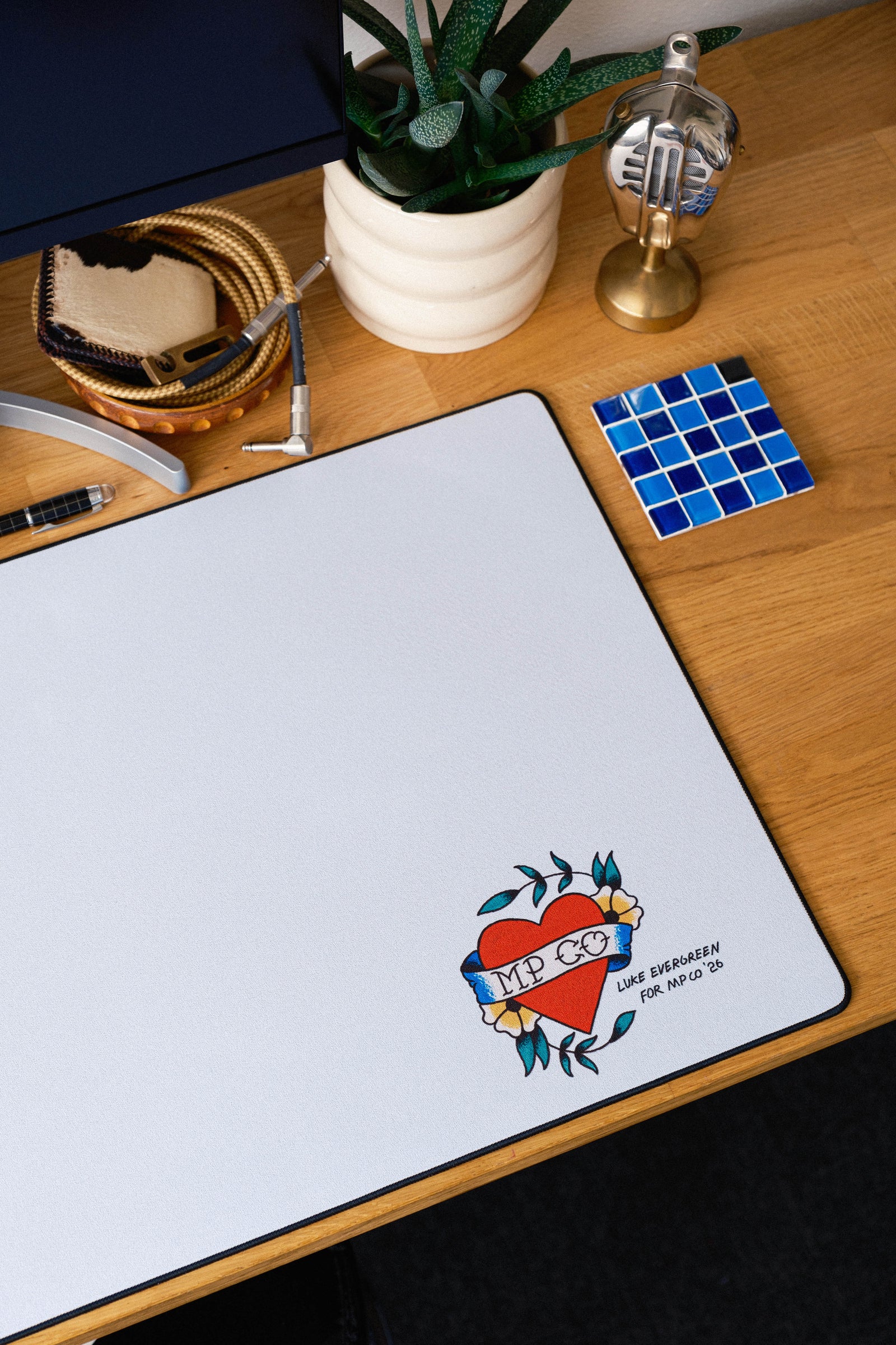 MPCO Heart - White desk setup