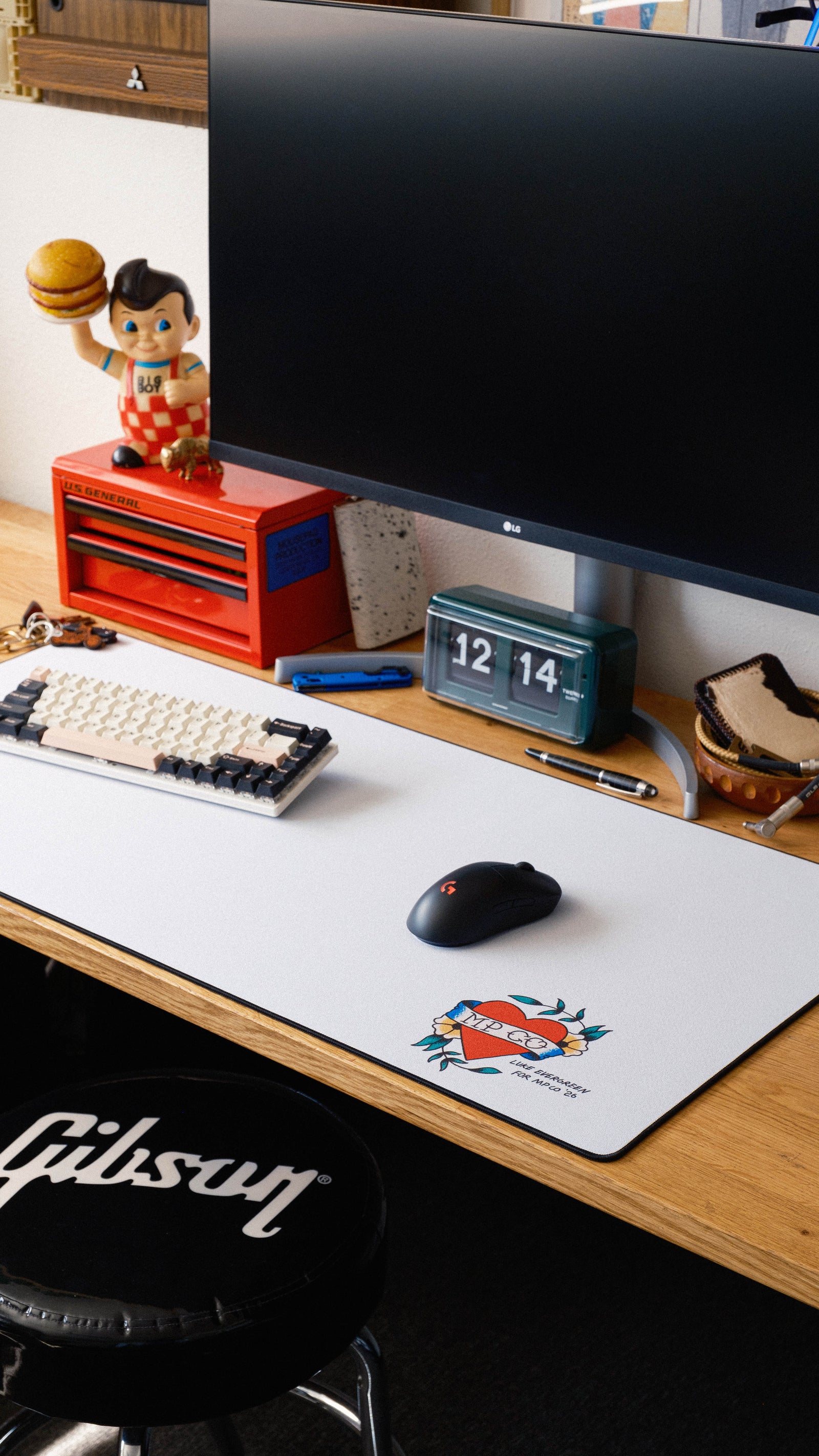 MPCO Heart - White desk setup