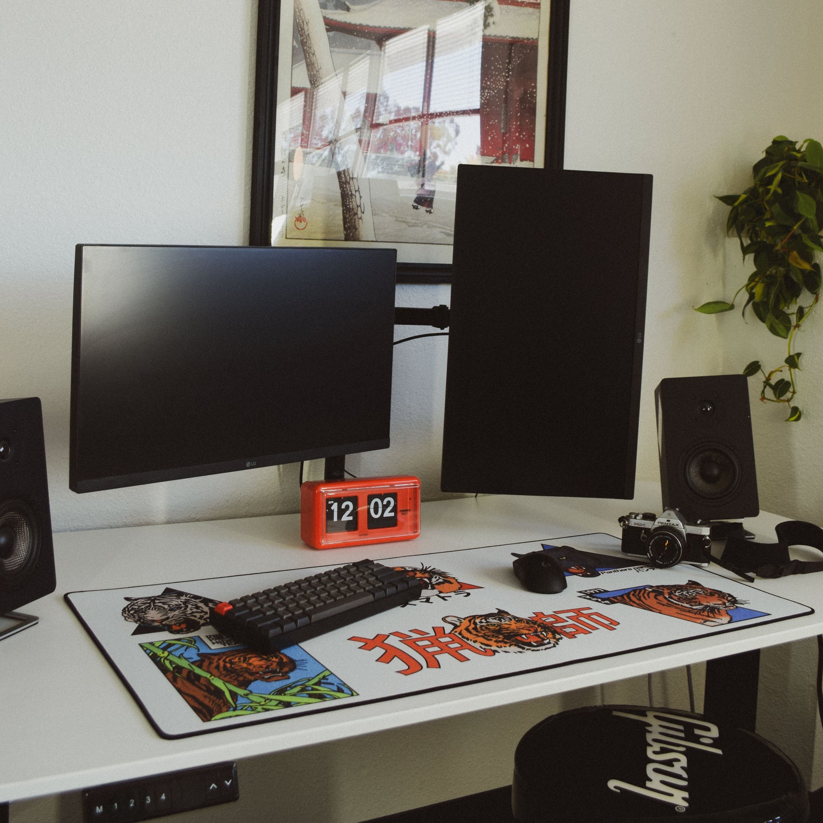 Panthera by OZGMX - Original desk setup