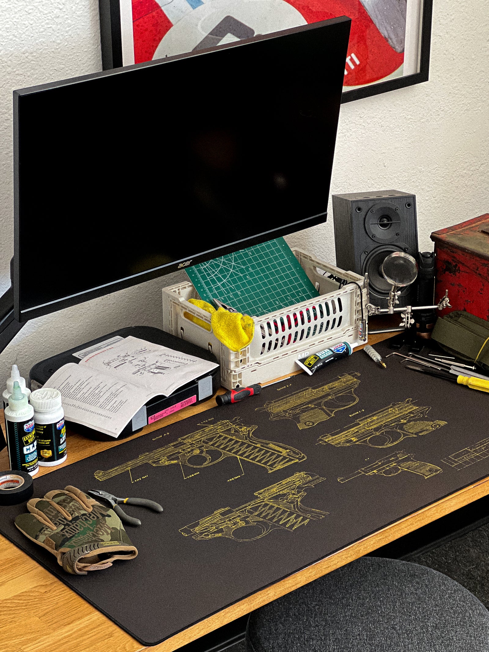 PISTOL 38 - Black desk setup