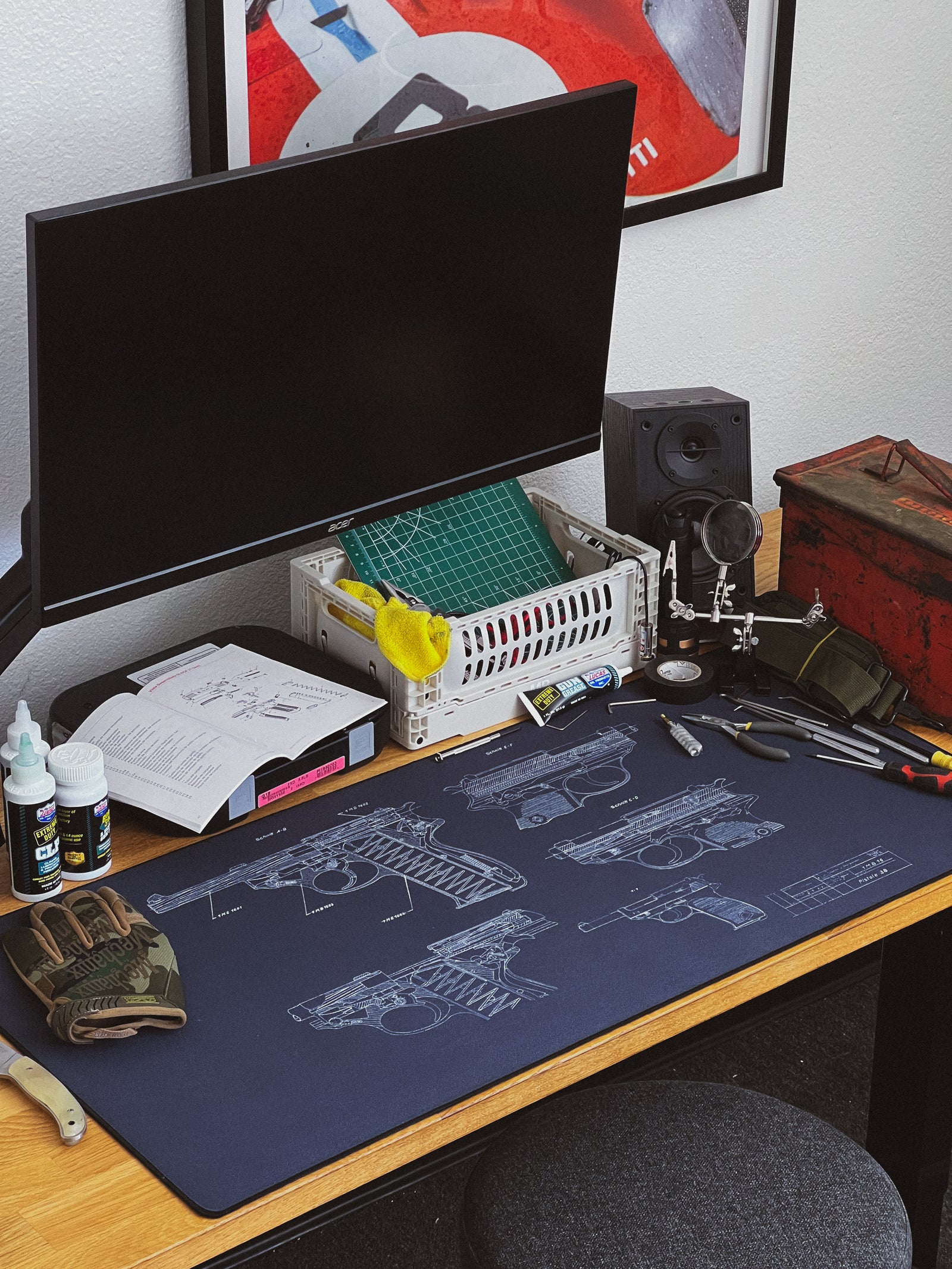 PISTOL 38 - Blue desk setup