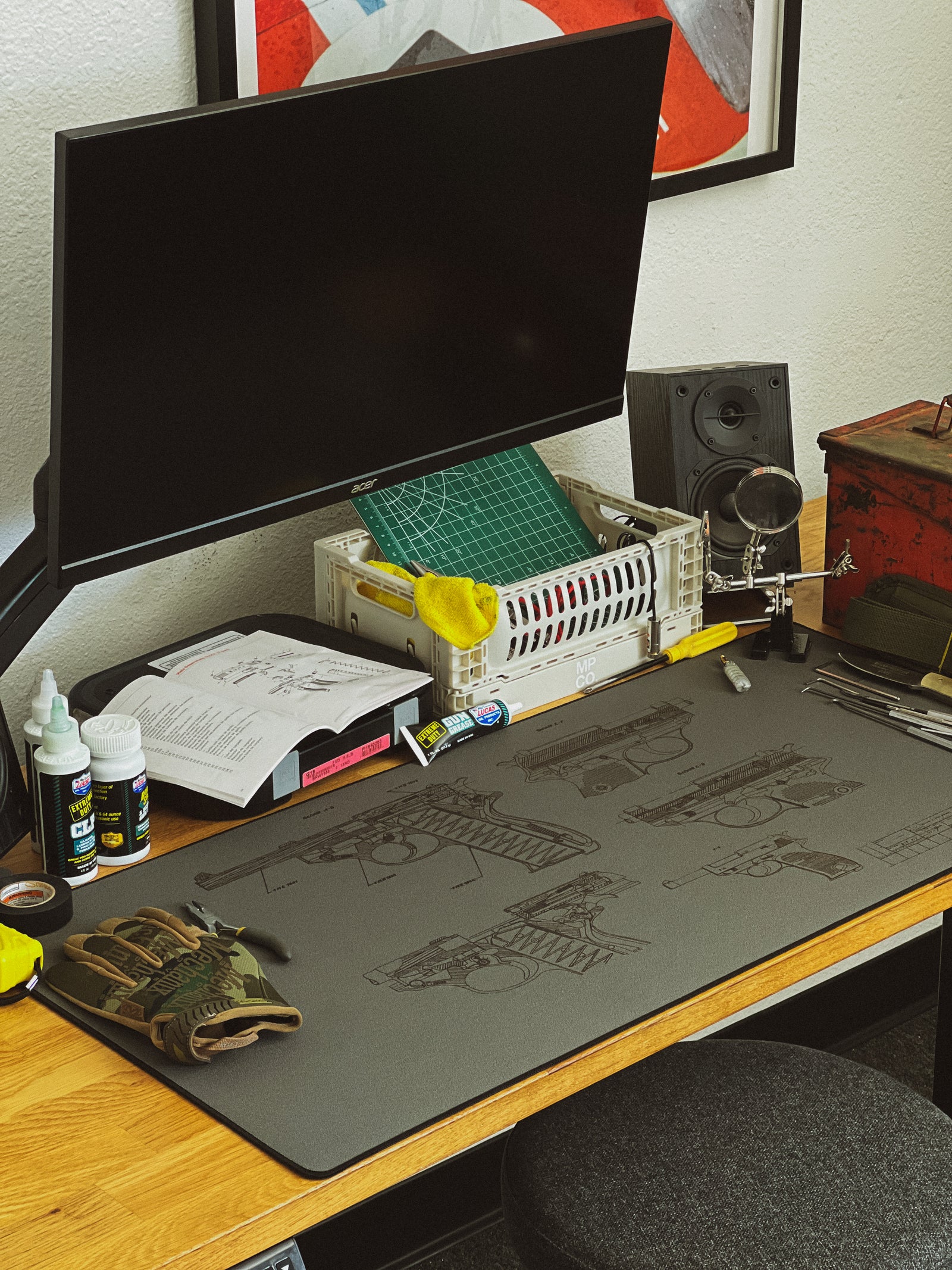 PISTOL 38 - Green desk setup