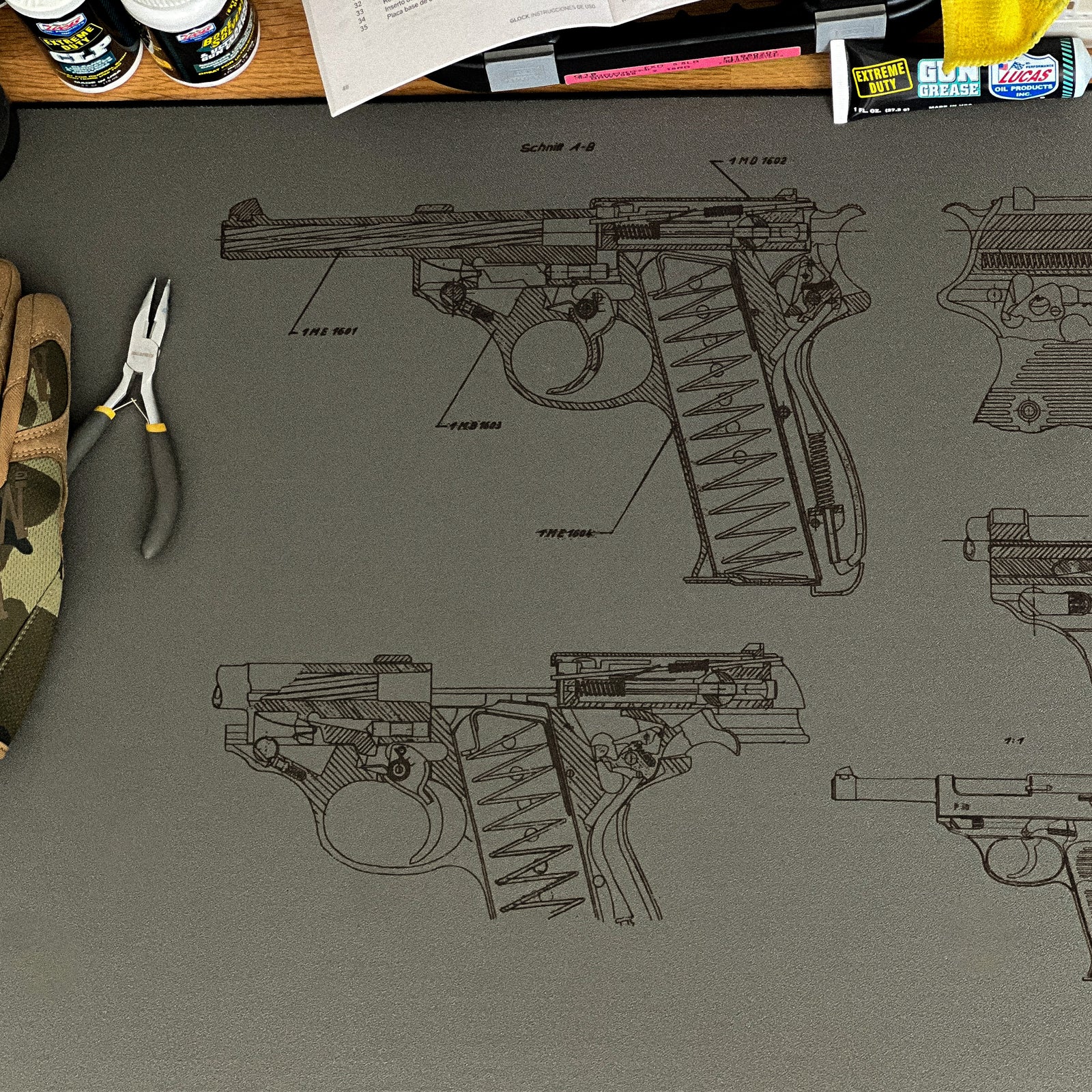 PISTOL 38 - Green desk setup