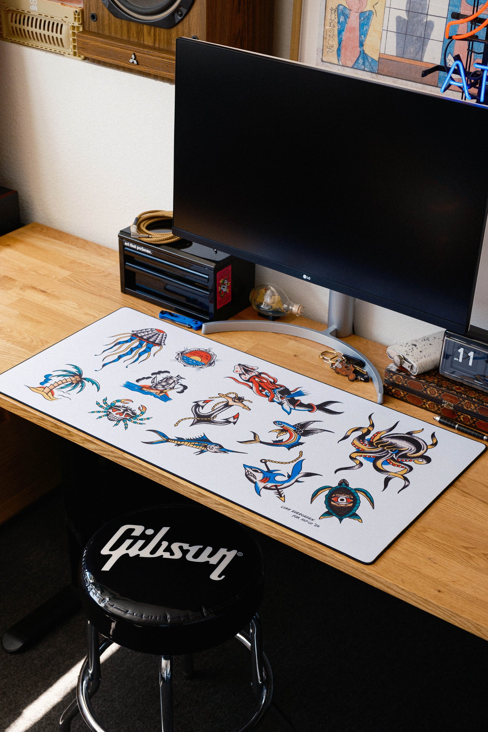Ryūkai - White desk setup
