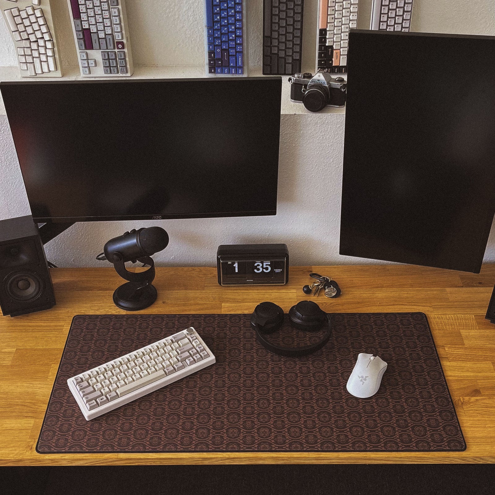 Santo Spirito - Brown desk setup