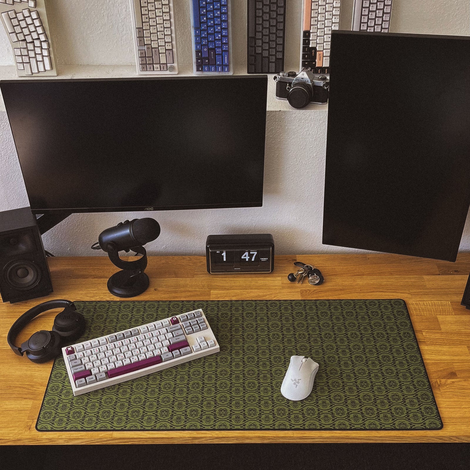 Santo Spirito - Green desk setup