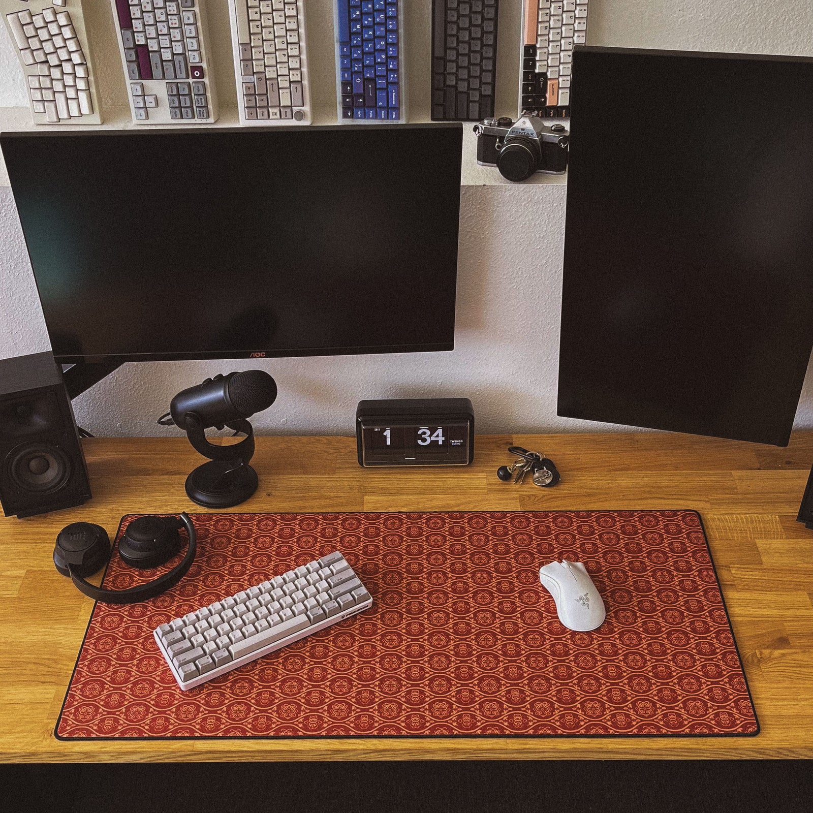 Santo Spirito - Red desk setup