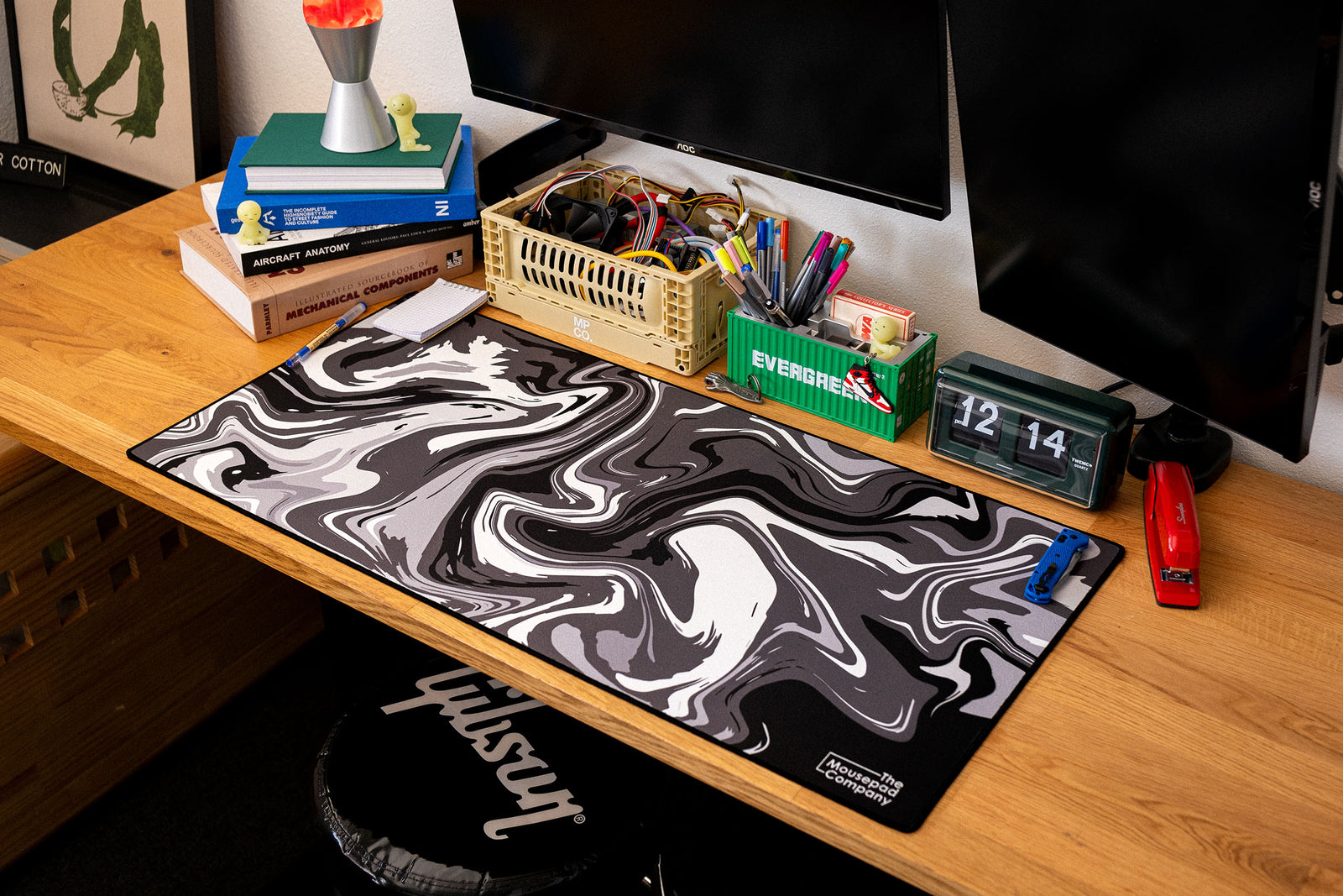 Strata Liquid - Black & White desk setup