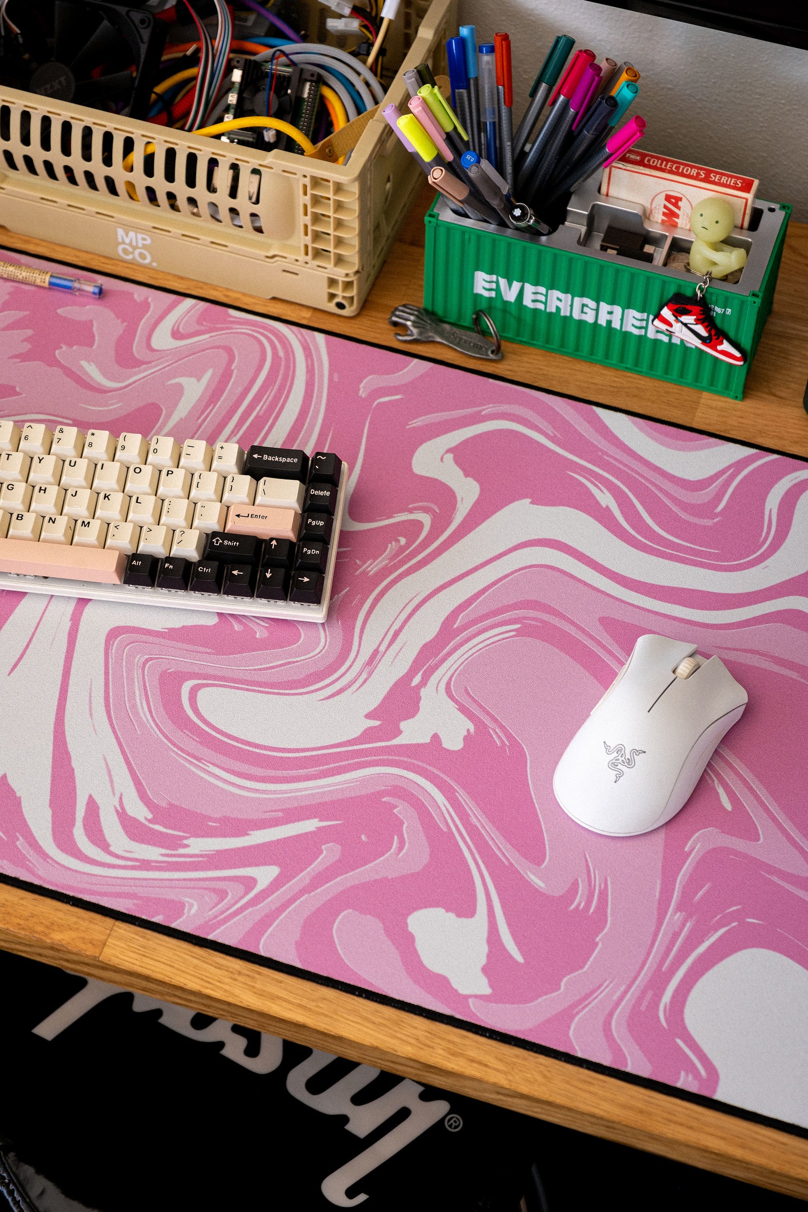 Strata Liquid - Pink desk setup