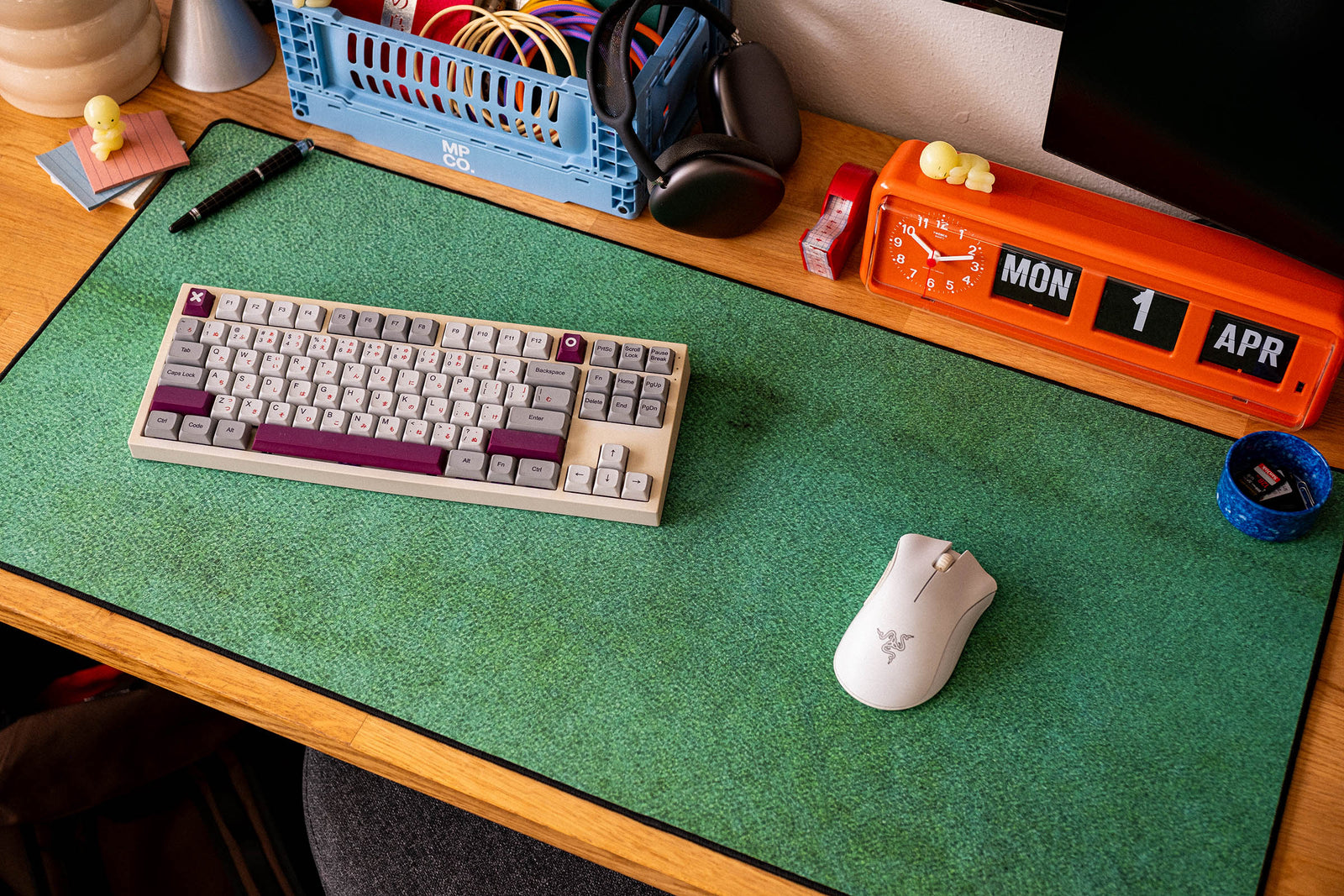 Strata Static - Green desk setup