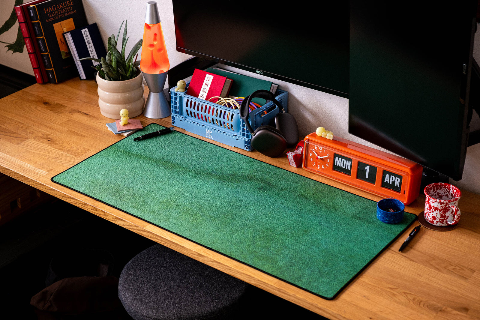 Strata Static - Green desk setup
