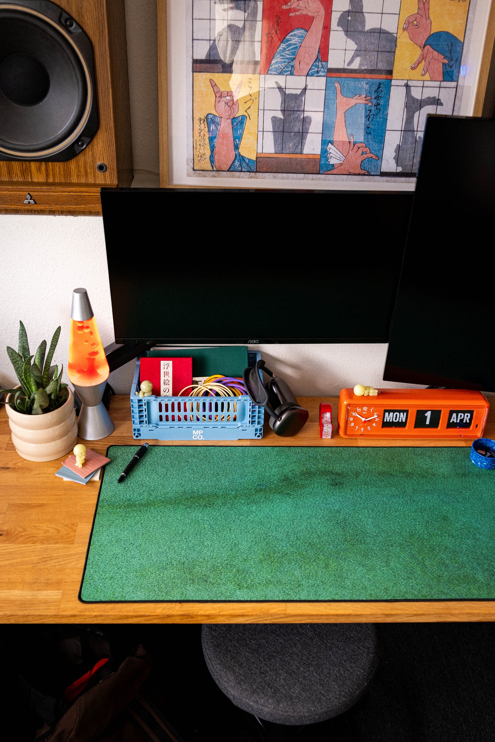 Strata Static - Green desk setup