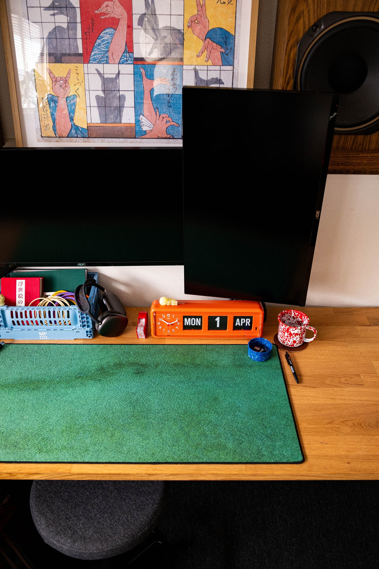 Strata Static - Green desk setup
