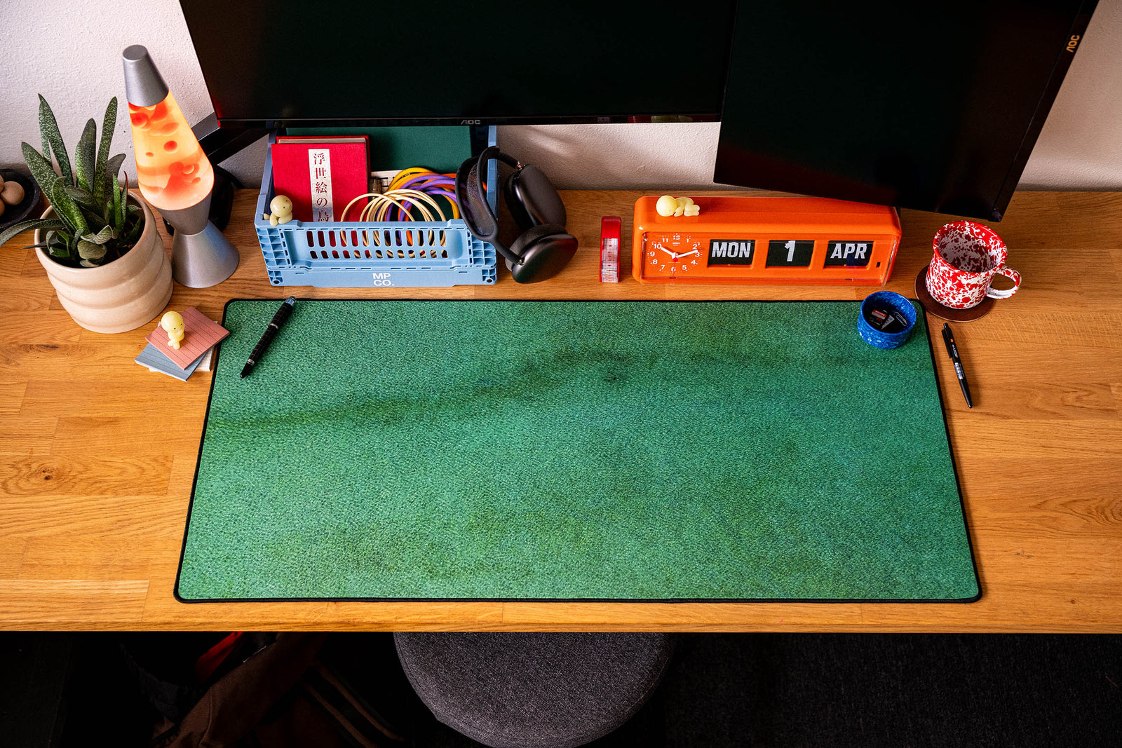 Strata Static - Green desk setup