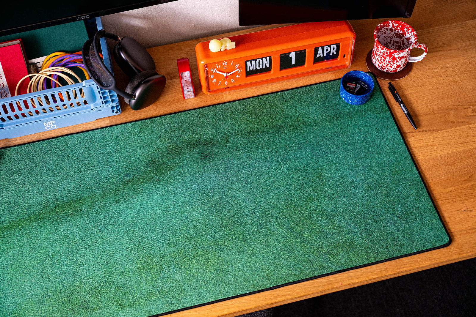 Strata Static - Green desk setup