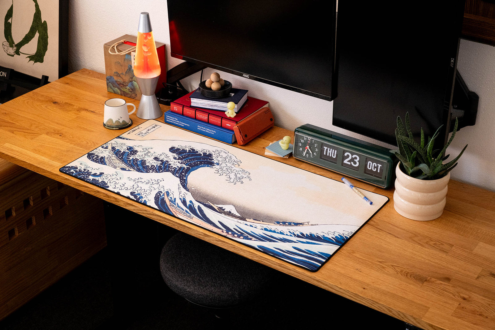 The Great Wave off Kanagawa, by Hokusai - Original desk setup