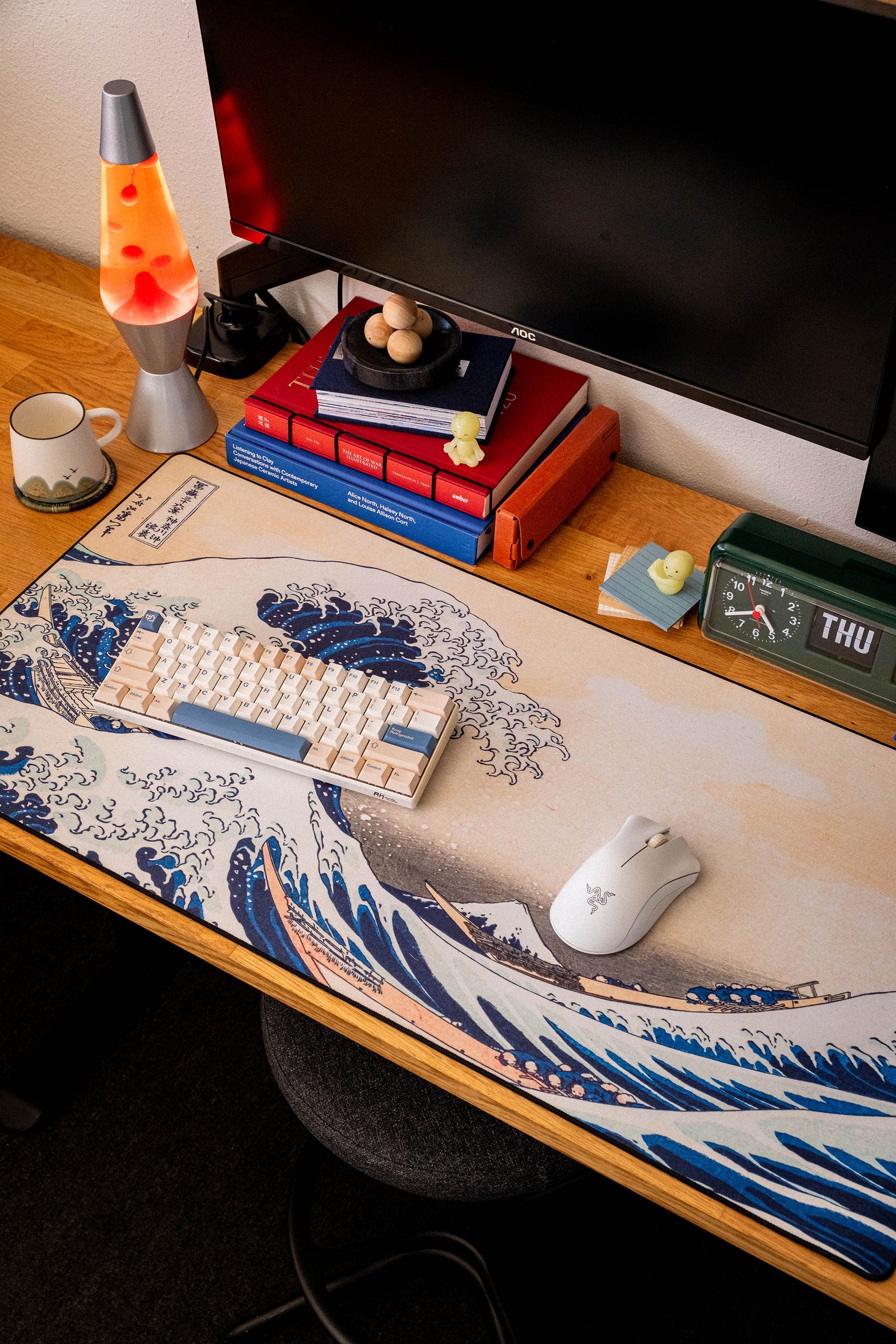 The Great Wave off Kanagawa, by Hokusai - Original desk setup
