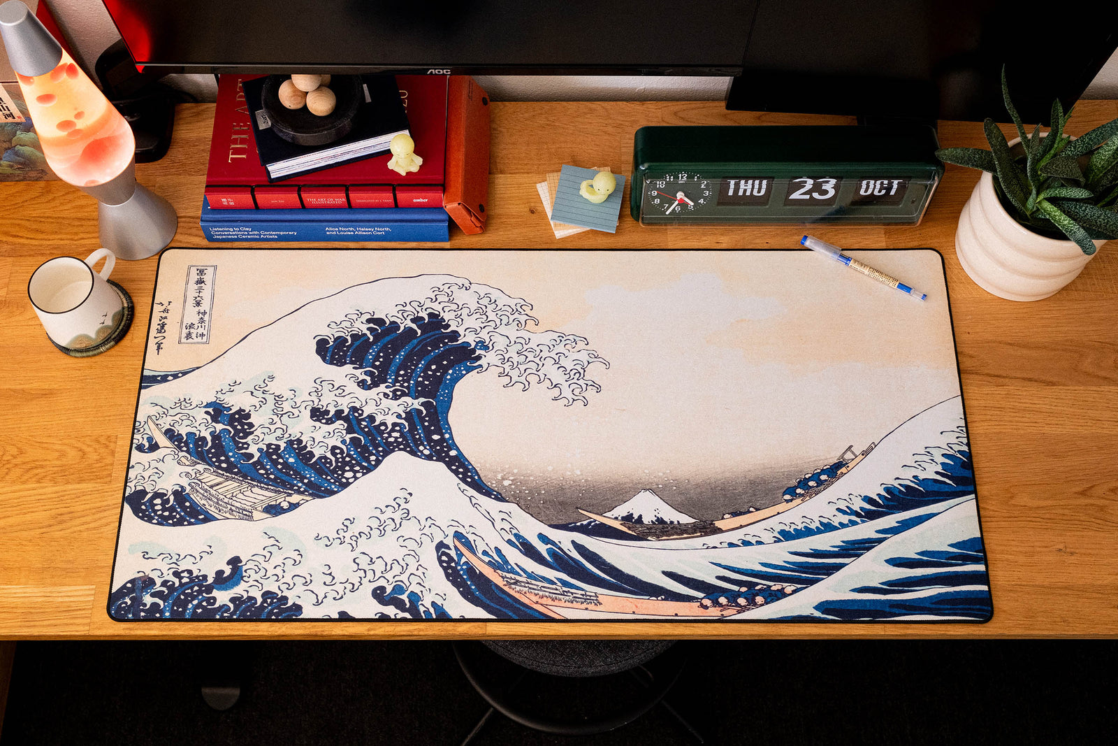 The Great Wave off Kanagawa, by Hokusai - Original desk setup