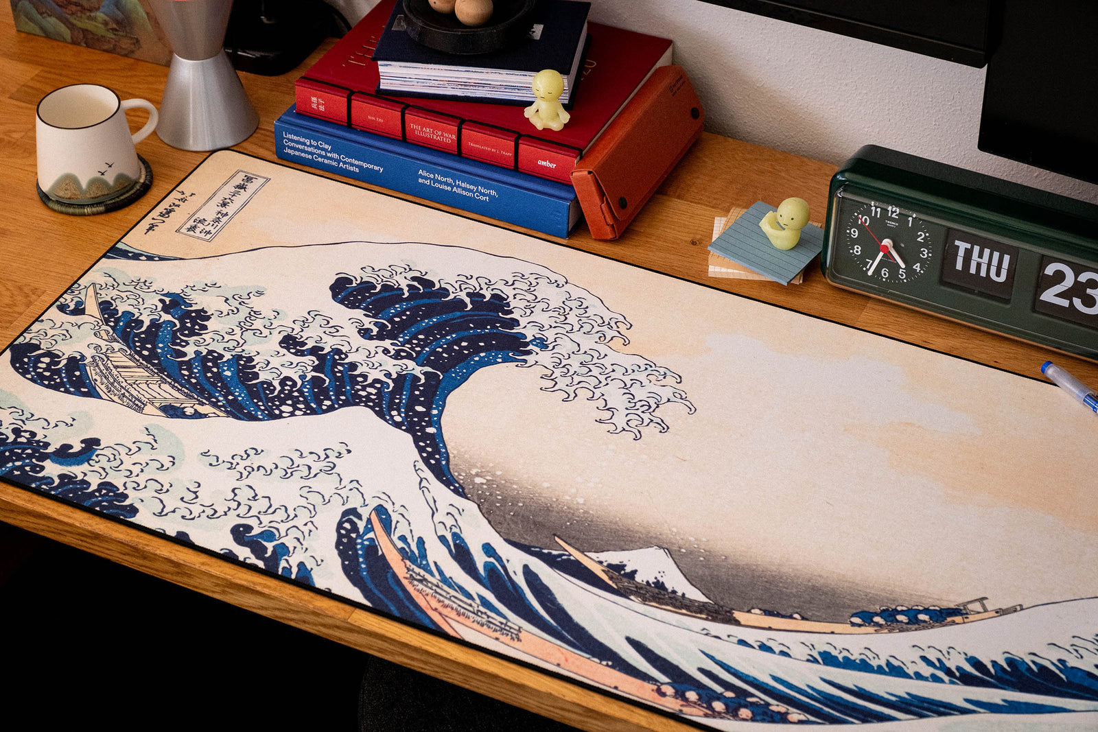 The Great Wave off Kanagawa, by Hokusai - Original desk setup