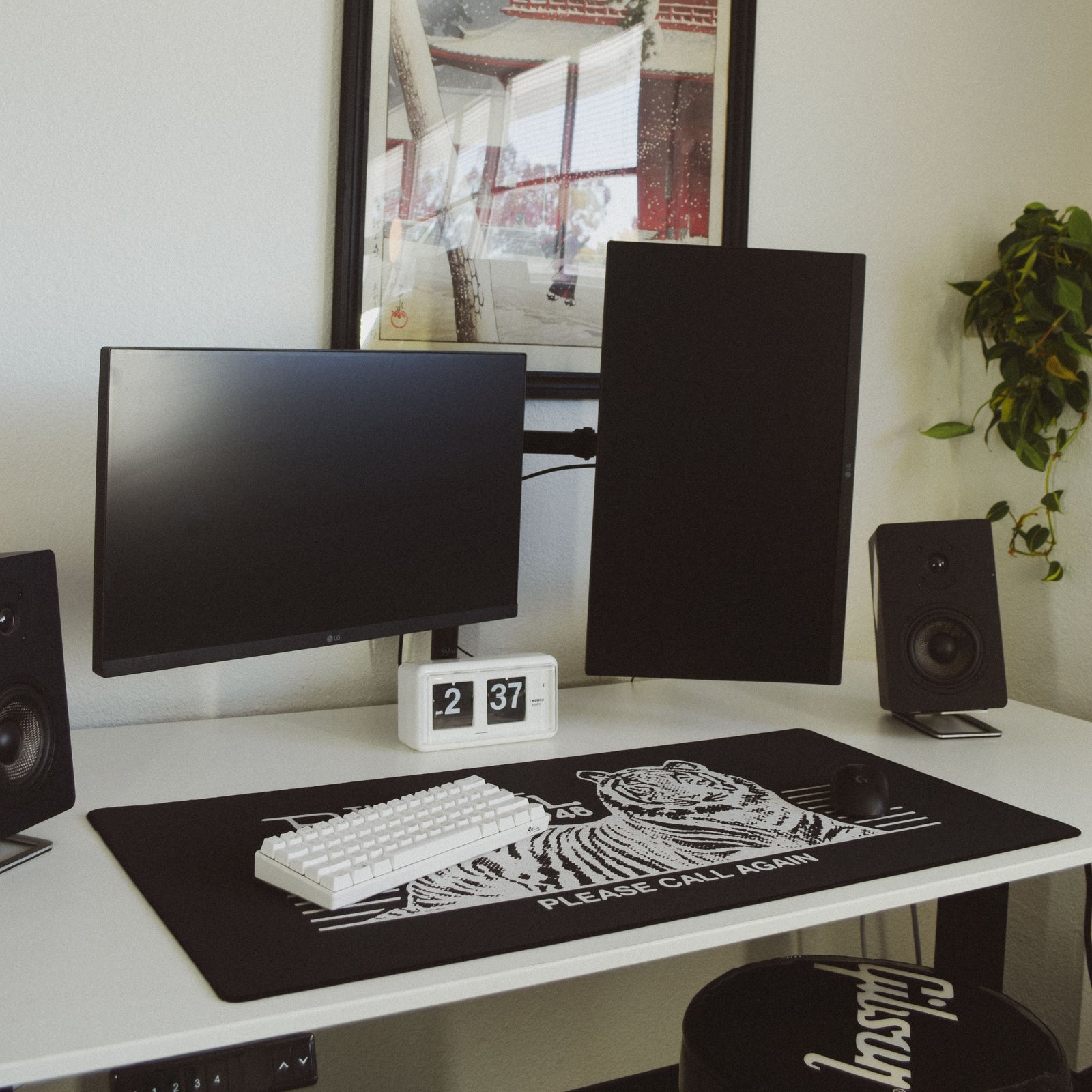 The Royal Bengal by OZGMX - Black desk setup