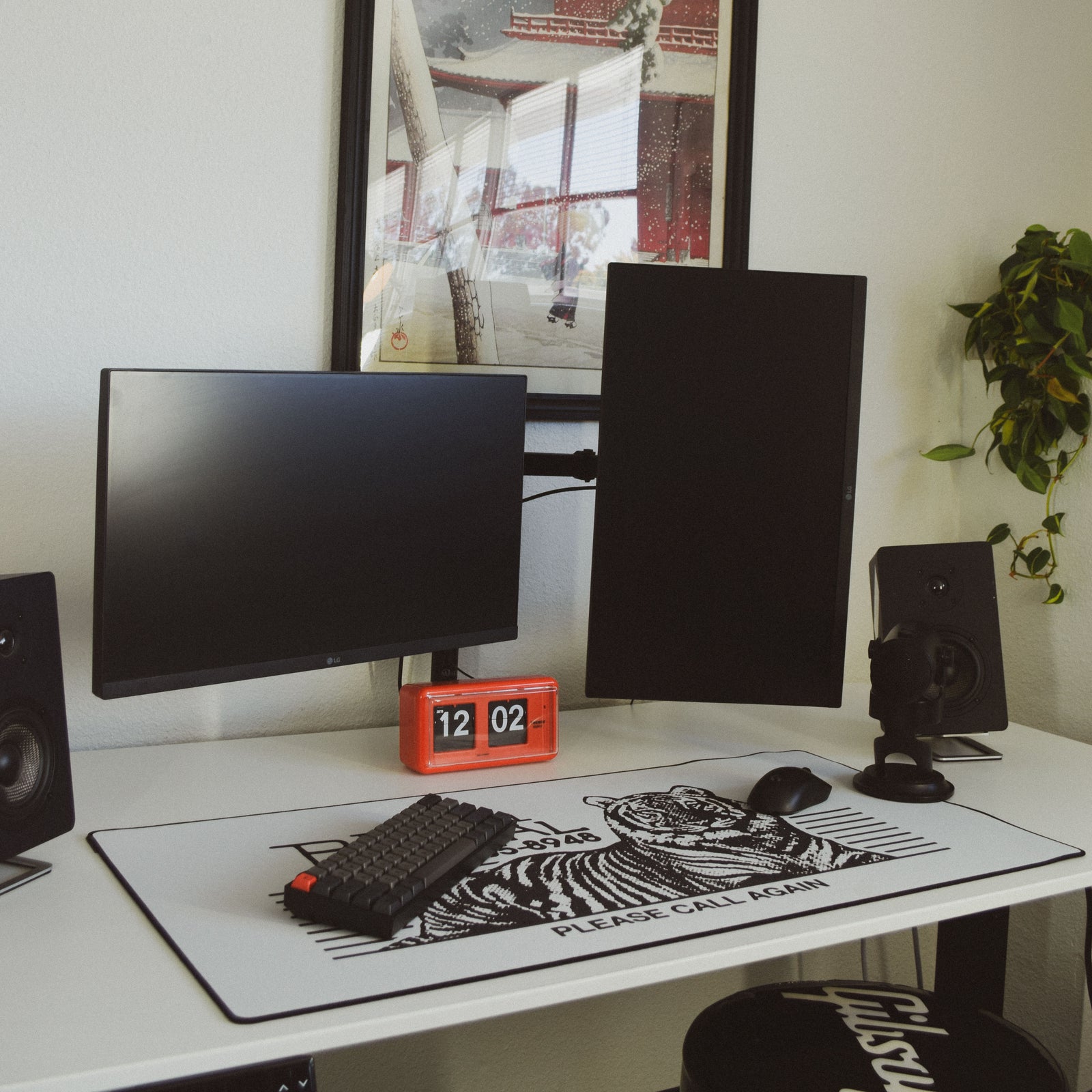 The Royal Bengal by OZGMX - White desk setup