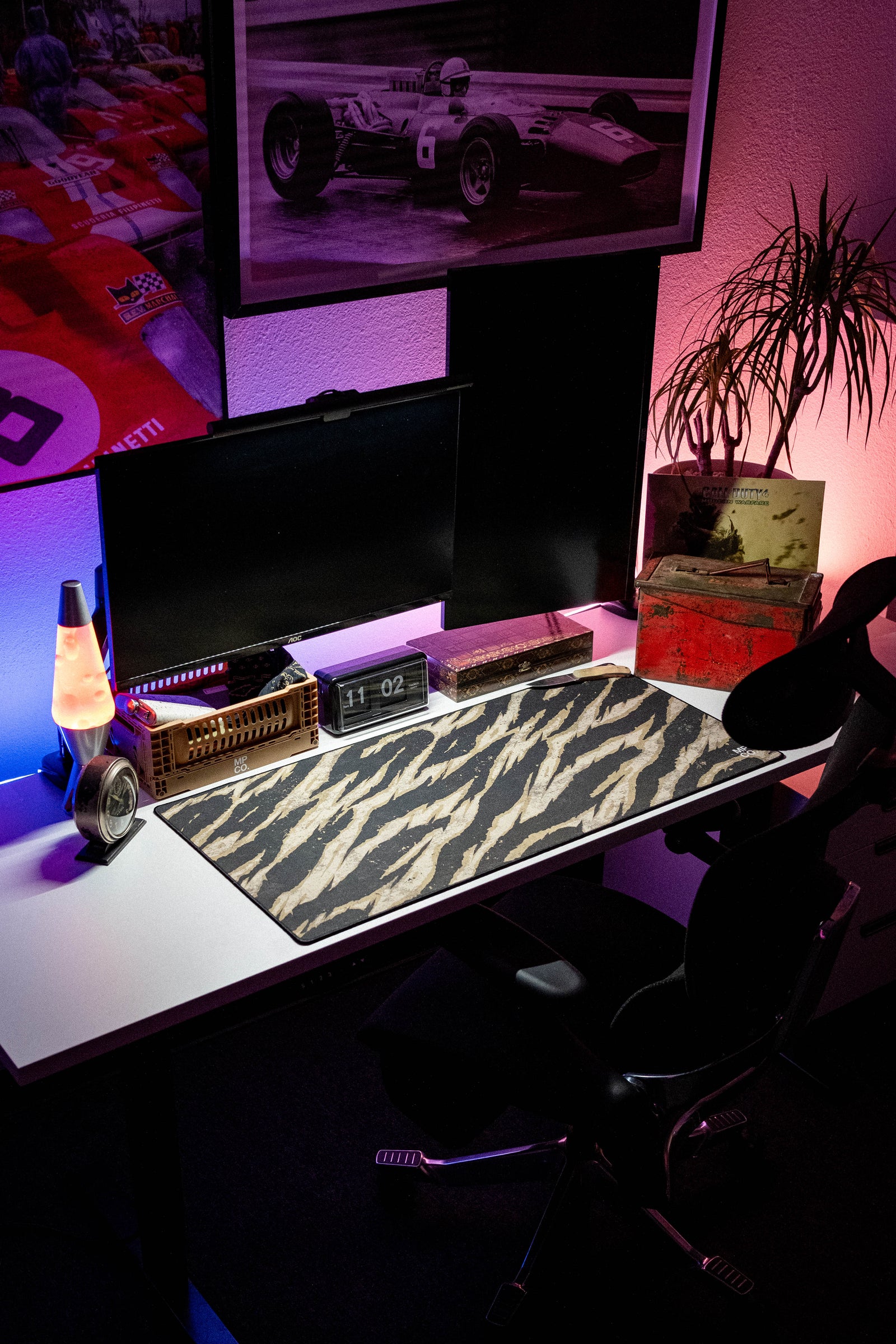 Tiger Stripe - Black desk setup