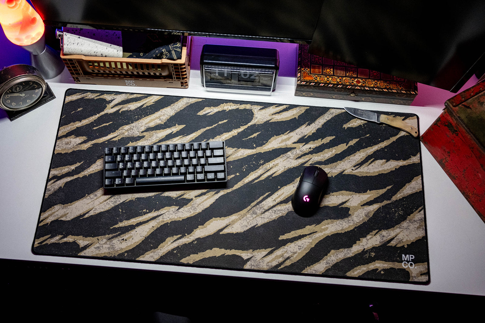 Tiger Stripe - Black desk setup