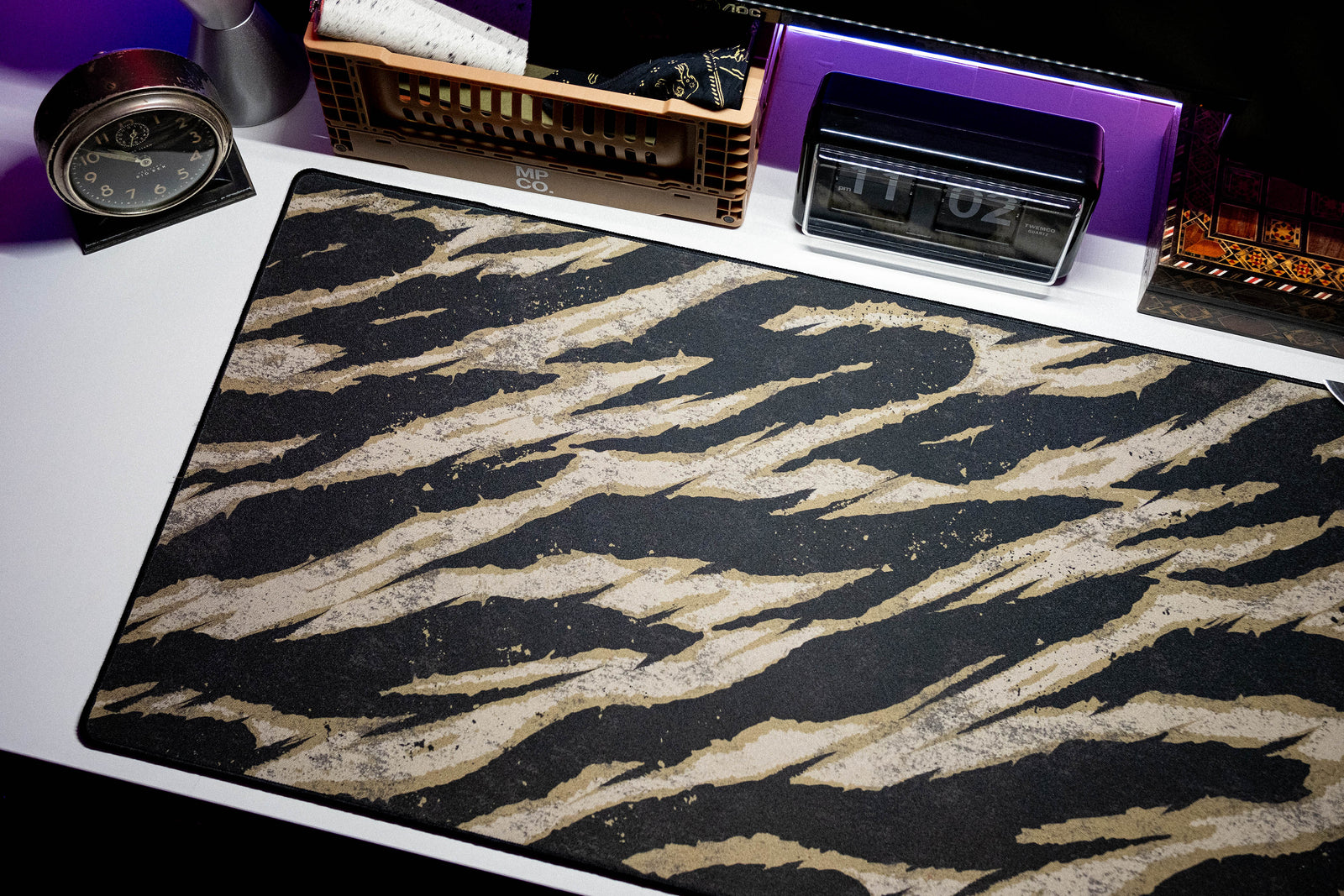 Tiger Stripe - Black desk setup