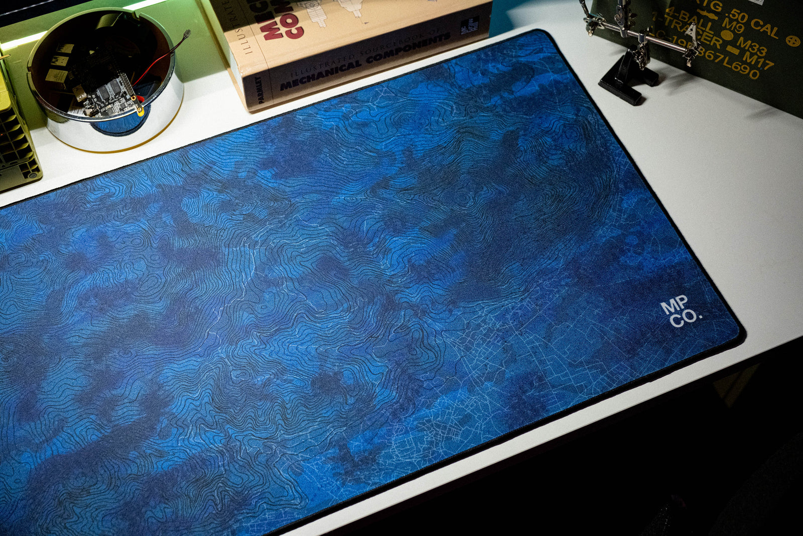 Topo Dirt - Blue desk setup